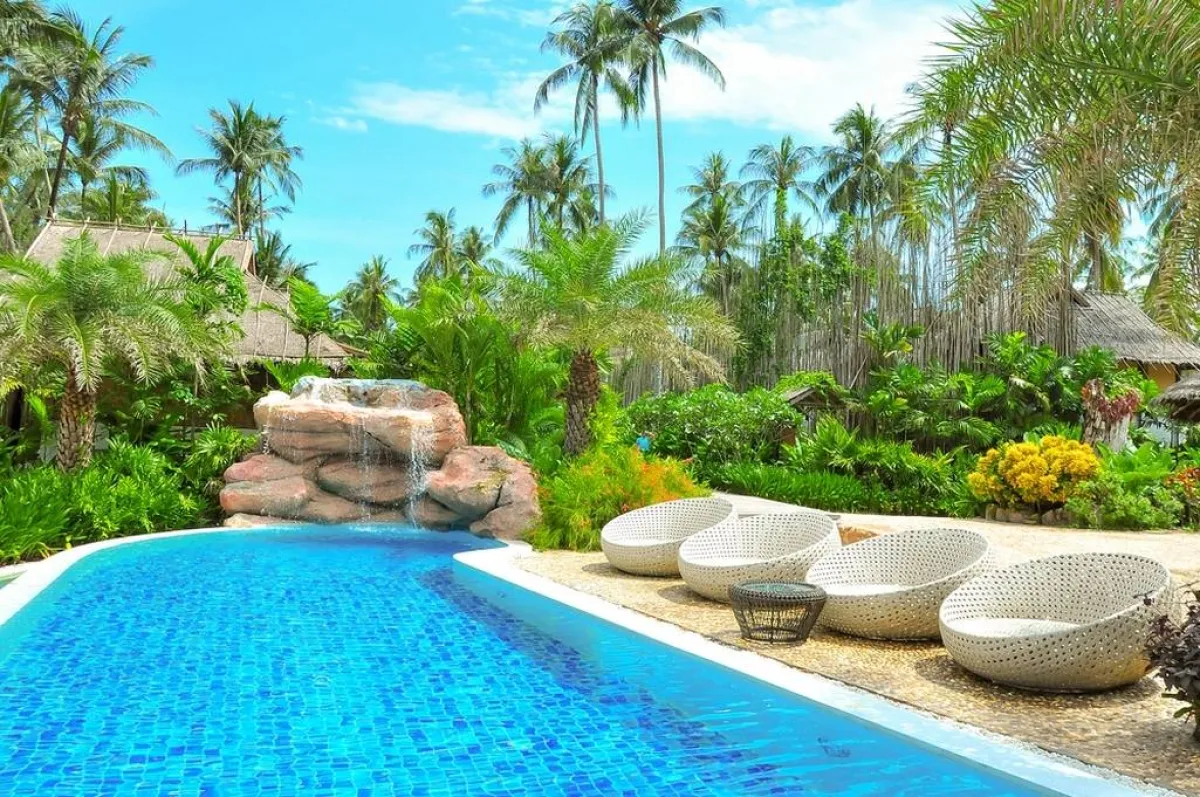 شلّال موجّه إلى بركة السباحة العصريّة، في الحديقة الخارجيّة