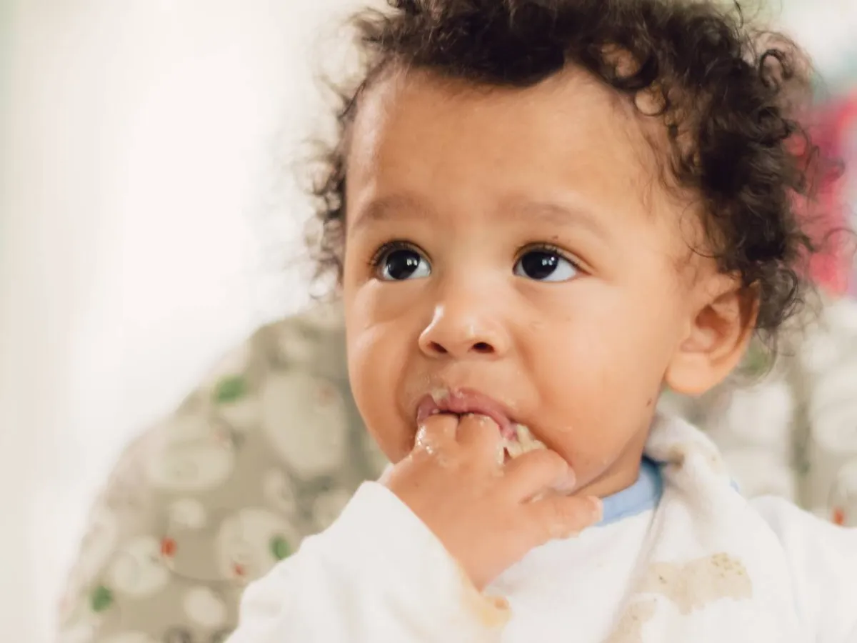 صورة لطفل يمص إصبعه