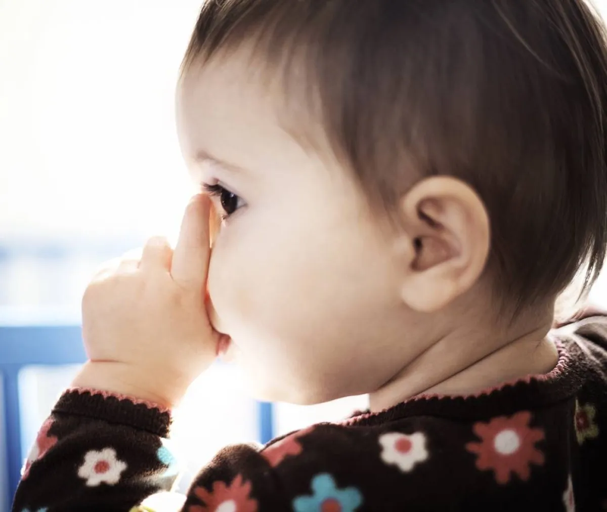 صورة لطفل يمص إبهامه