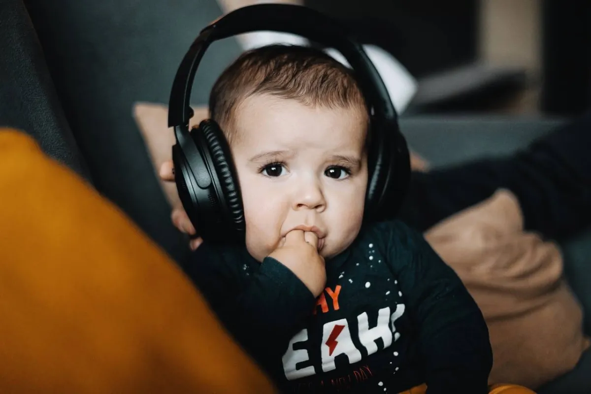 صورة لطفل يمص إصبعه