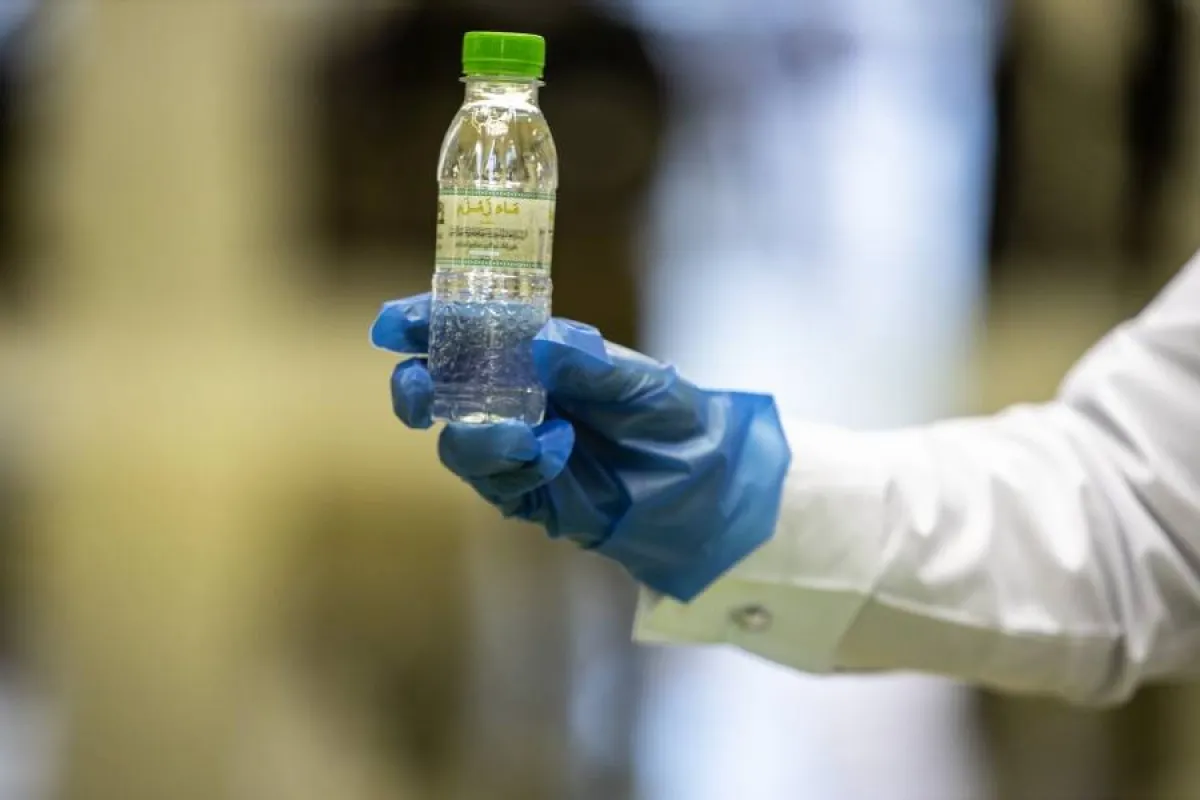 توزيع أكثر من نصف لتر من ماء زمزم لإفطار الصائمين - الصورة من موقع الرئاسة العامة لشؤون الحرمين