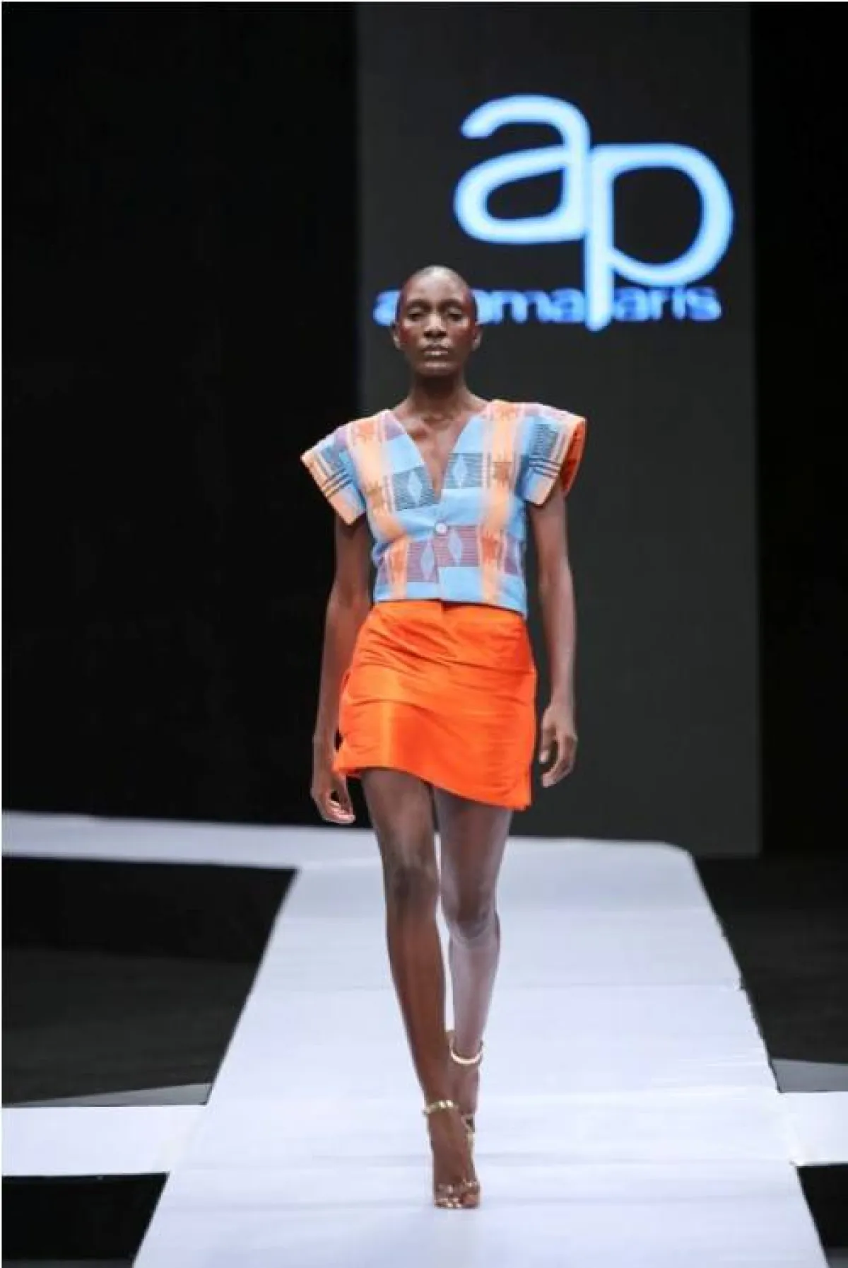  إطلالة باللون البرتقالي من أداما باريس Adama Paris 