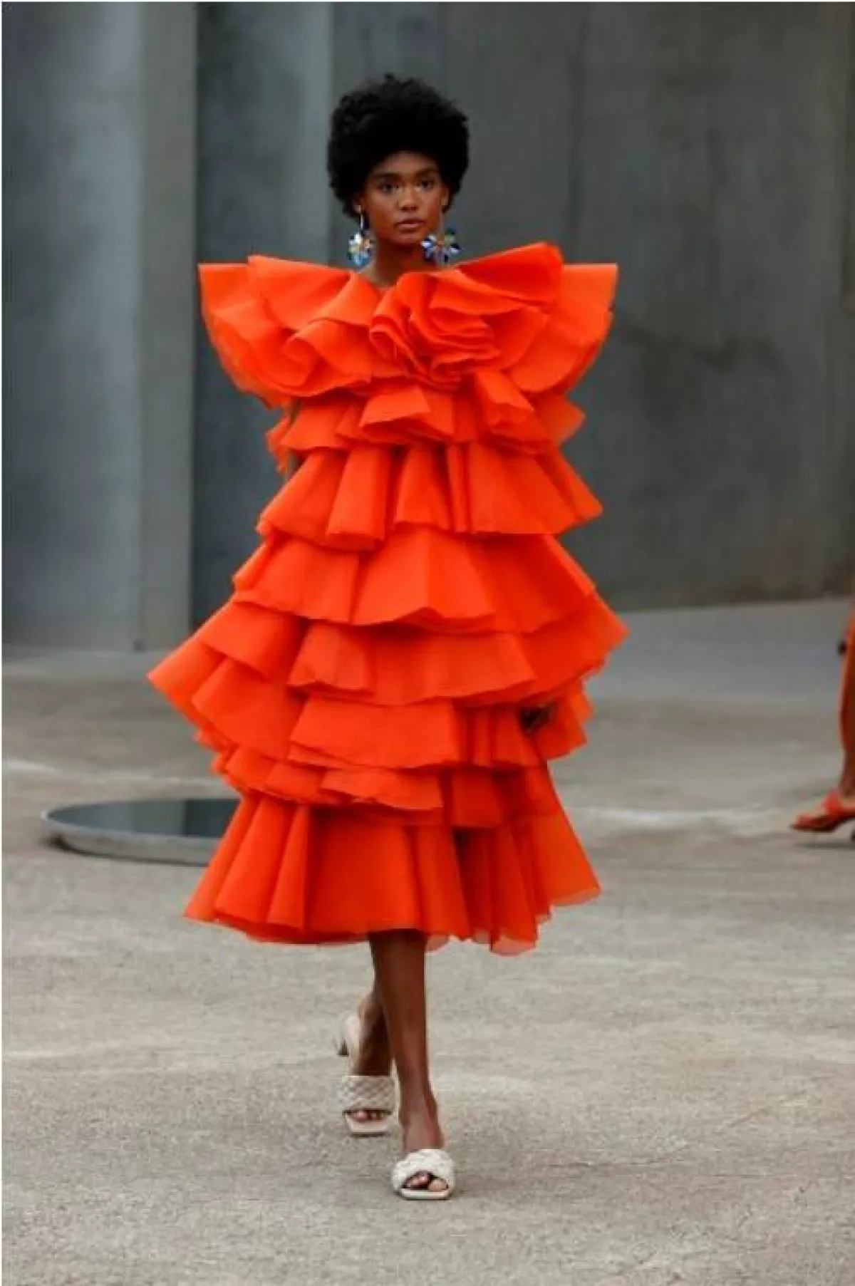 إطلالة بالللون البرتقالي من ألفارو كالافات  Alvaro Calafat