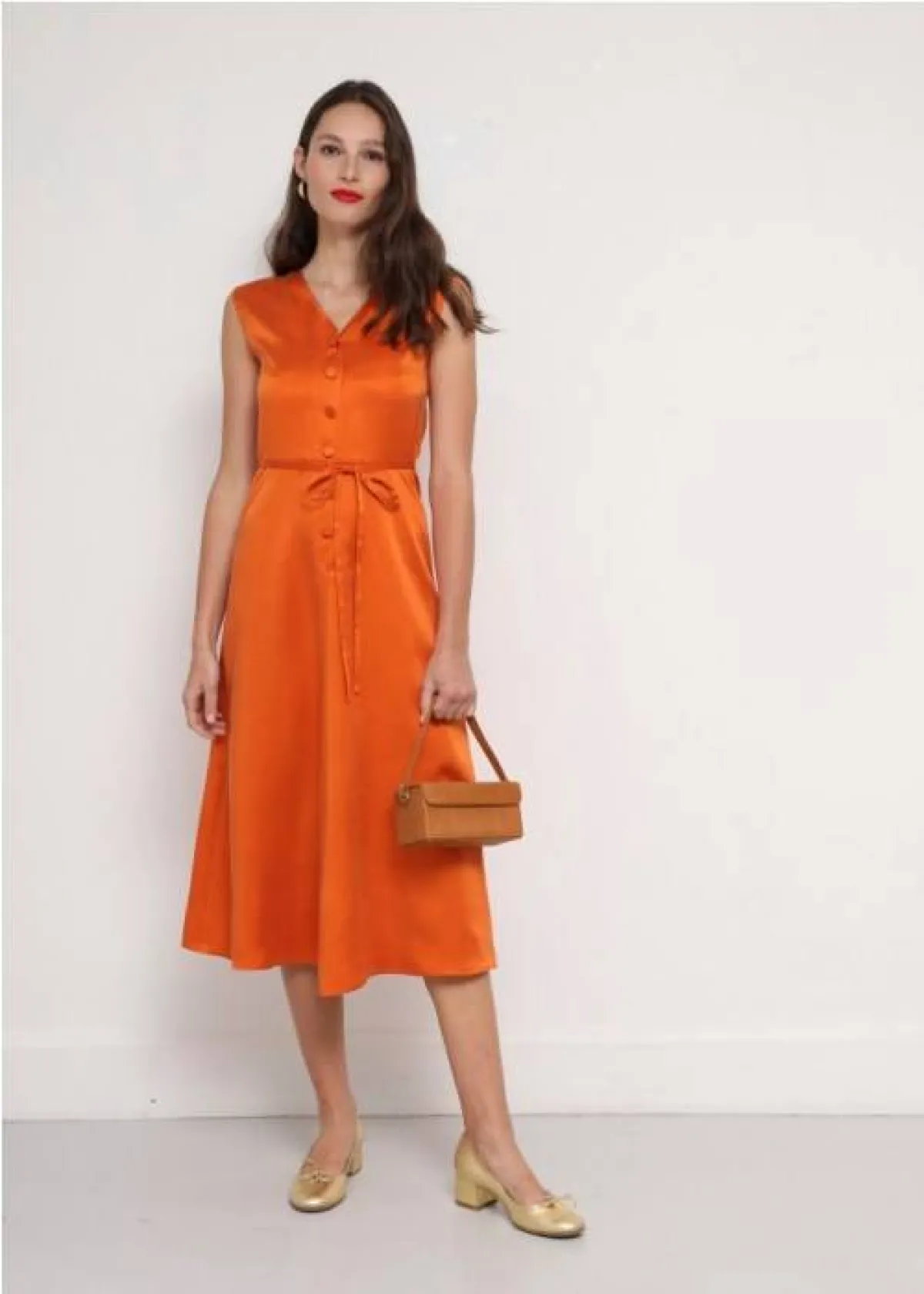 إطلالة باللون البرتقالي من أنييس بي  Agnes B