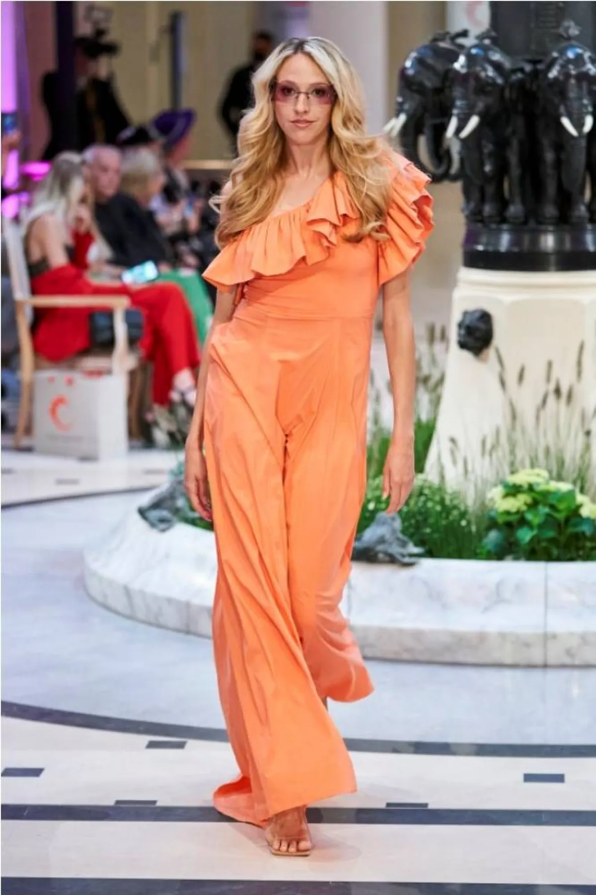 كيف ظهر اللون البرتقالي  من أنجا غوسيل  Anja Gockel