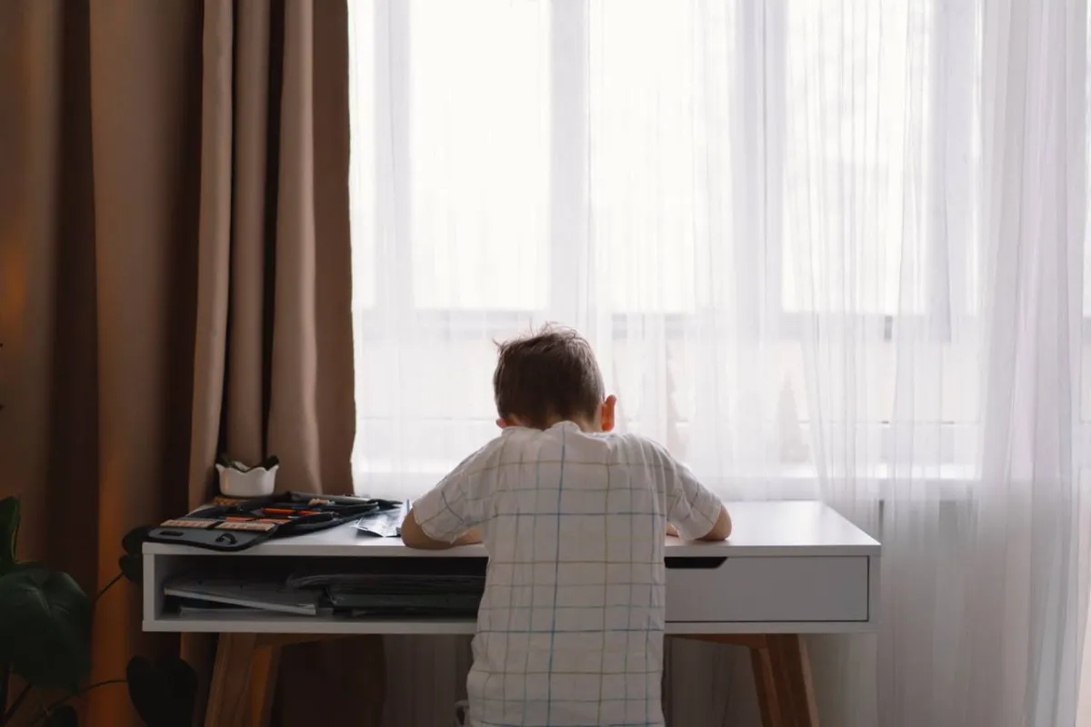 صورة لطفل يشعر بالتعب