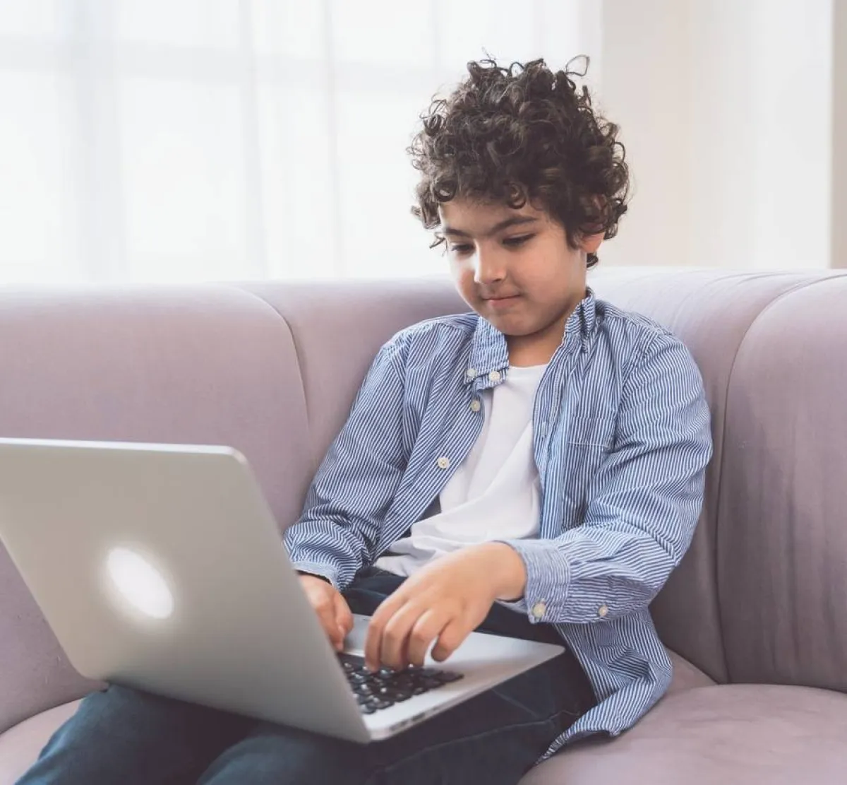 صورة لطفل يدرس