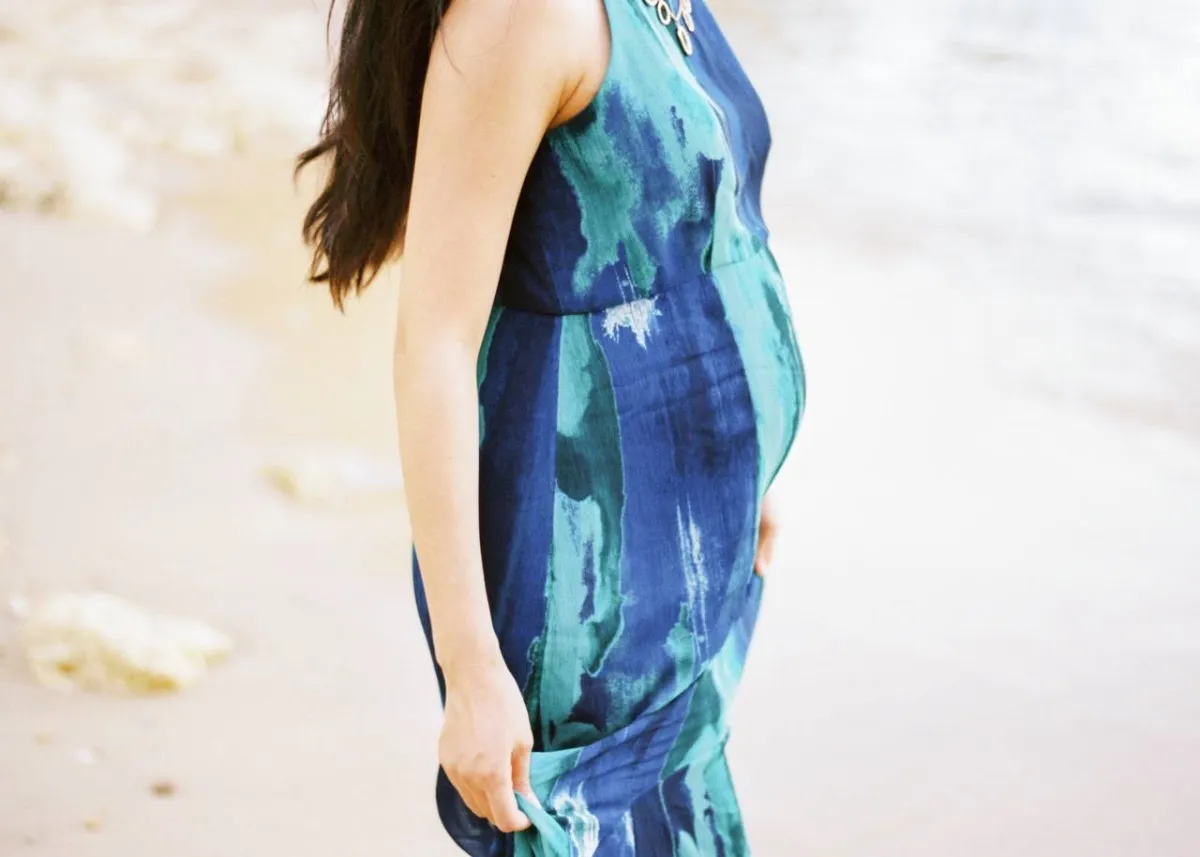 صورة لحامل في نزهة