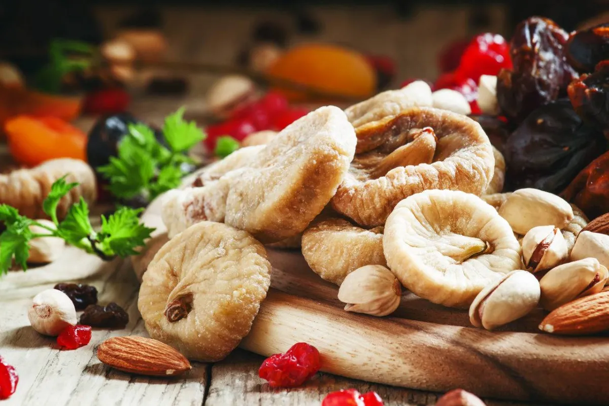 صورة للفواكه المجفَّفَة والتمر