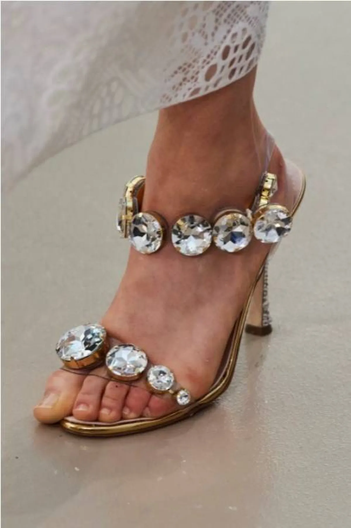 حذاء مع اكسسوارات من جيامباتيستا فالي  Giambattista Valli