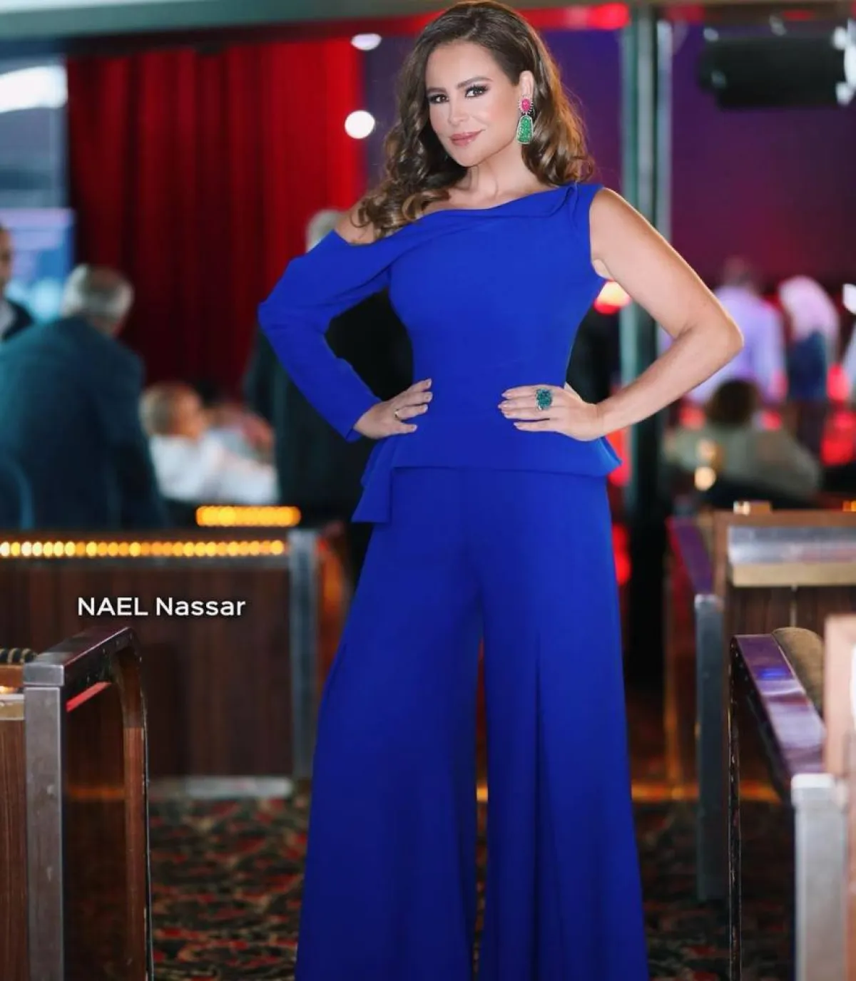 كارول سماحة ببنطلون واسع وتوب أزرق قصير