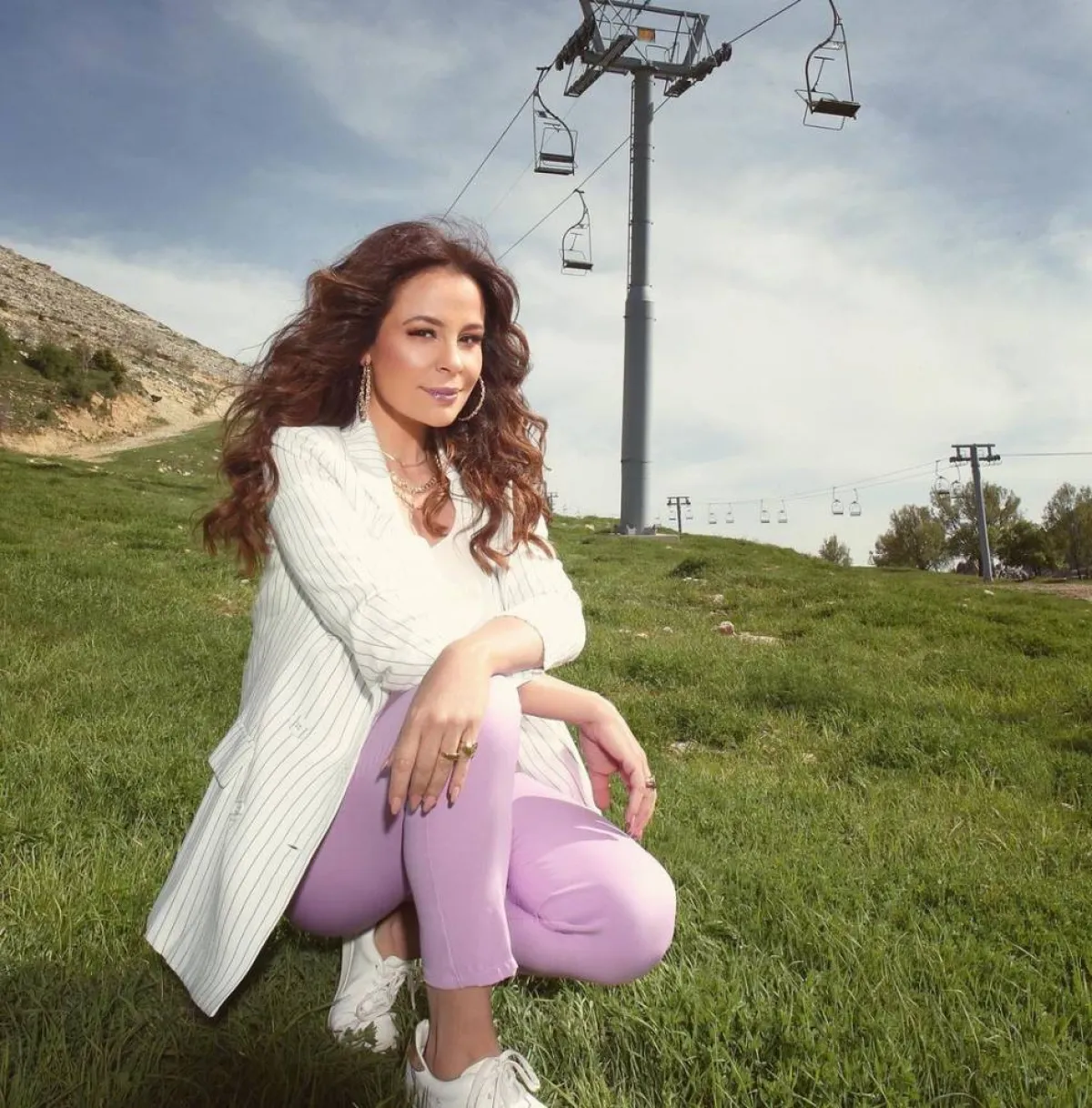 كارول سماحة بإطلالة عصرية بالبليزر الأبيض