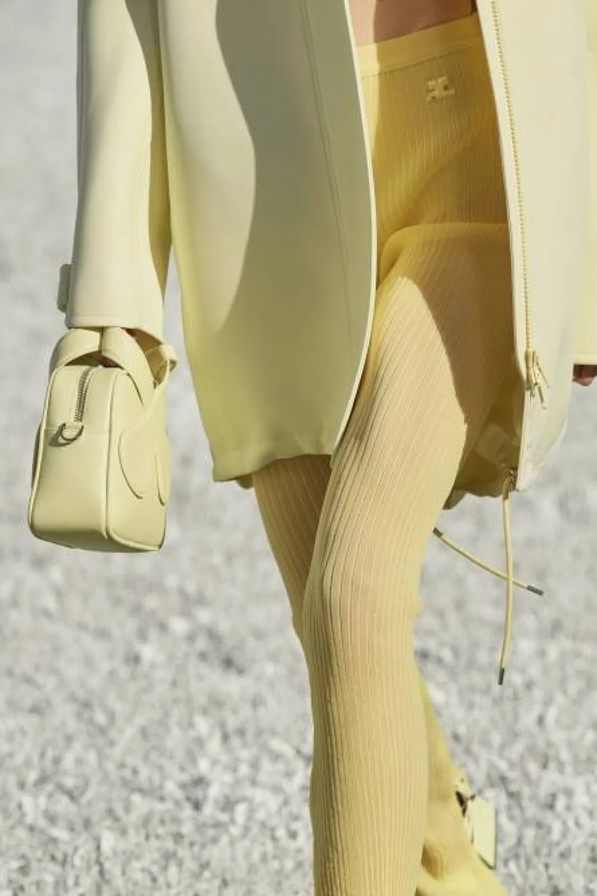 حقيبة يد باللون الأصفر من كوريجز Courreges