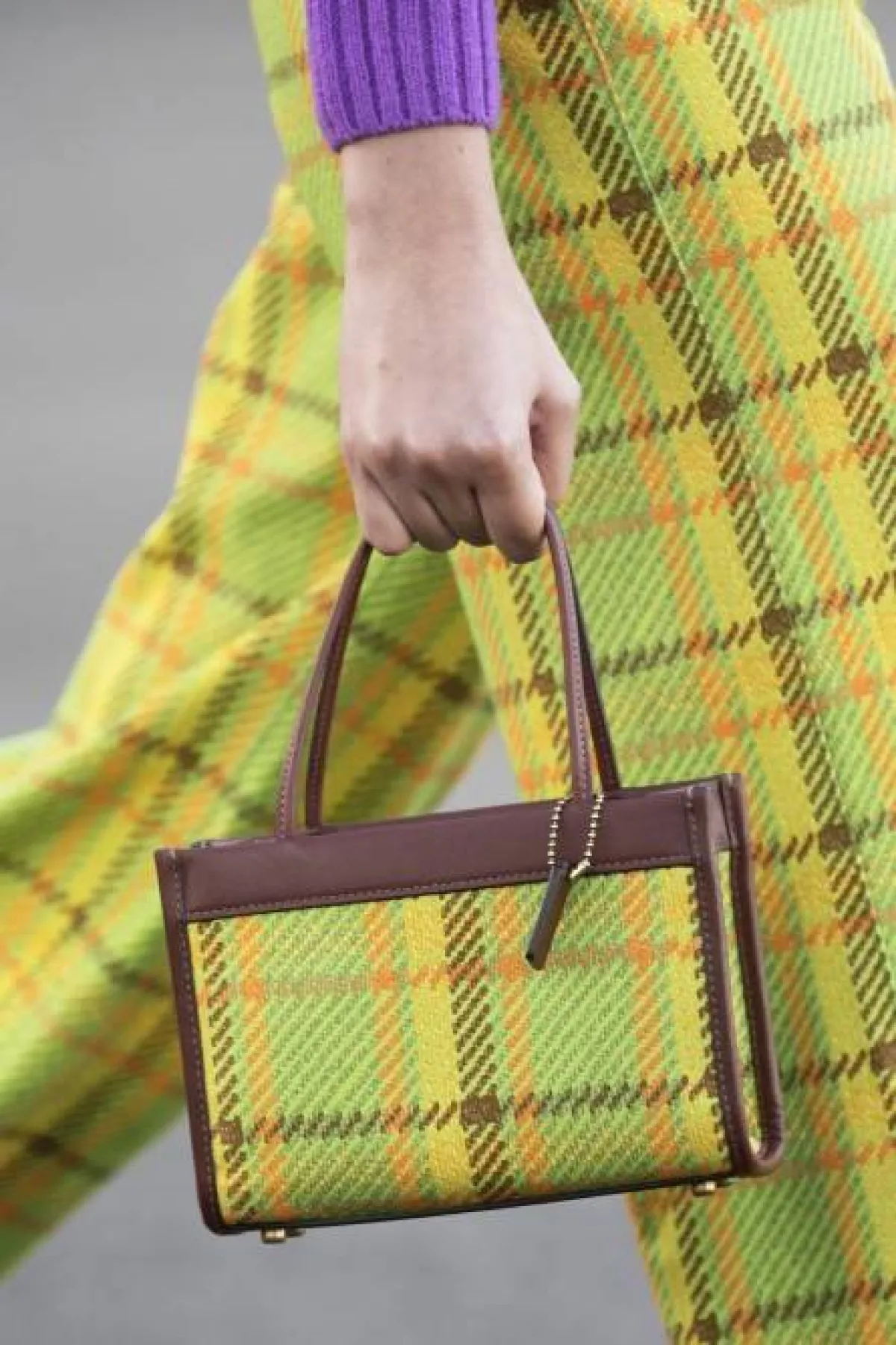 حقيبة يد باللون الأصفر من كوتش Coach