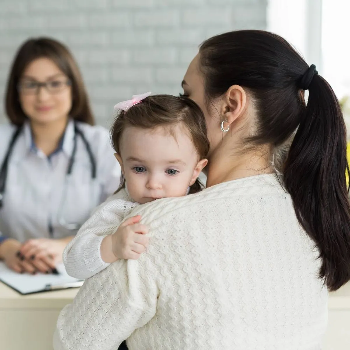 صورة لأم وطفلها والطبيبة