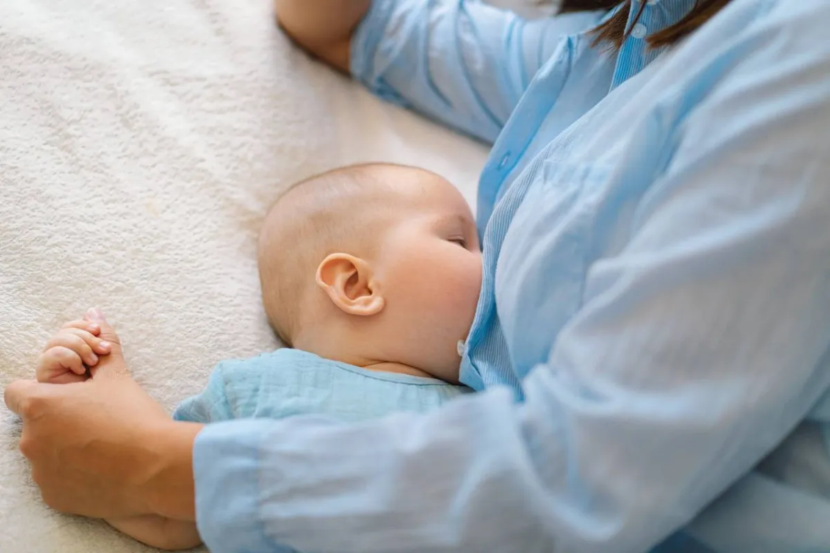 صورة لأم ترضع طفلها