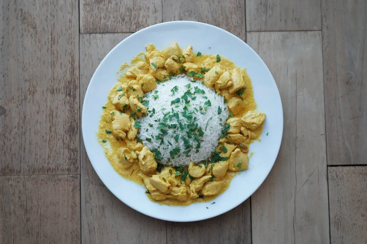 صورة لطبق دجاج باللبن والزعفرات