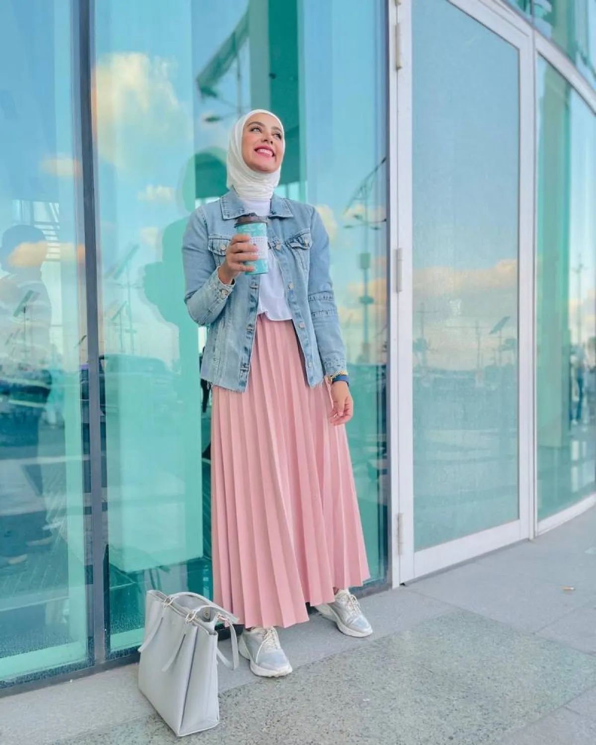 عُلا عبد الحميد بتنورة باللون الوردي وجاكيت من الجينز الأزرق الفاتح