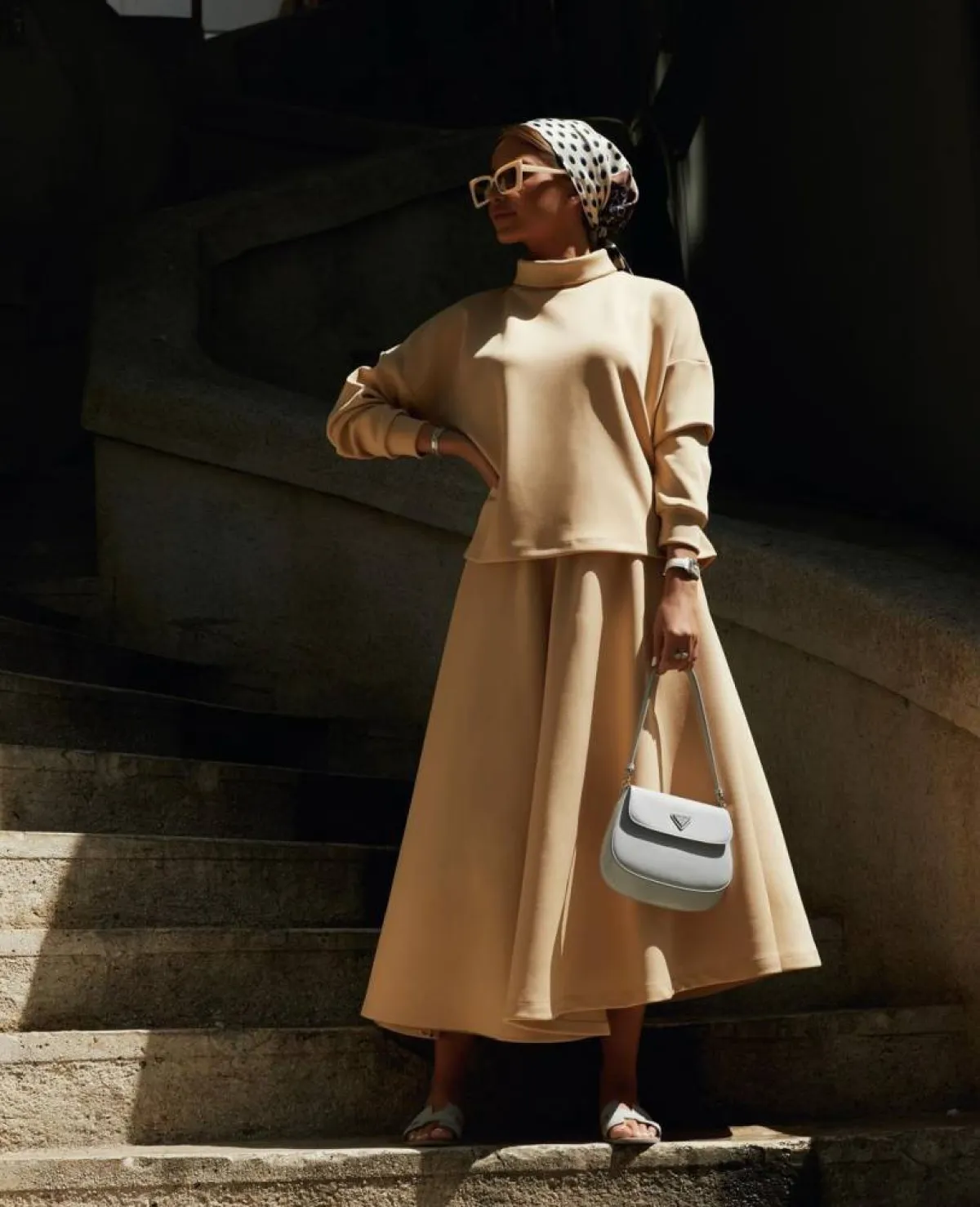 فاطمة حسام بتنورة باللون البيج وتوربان باللونين الأبيض والأسود