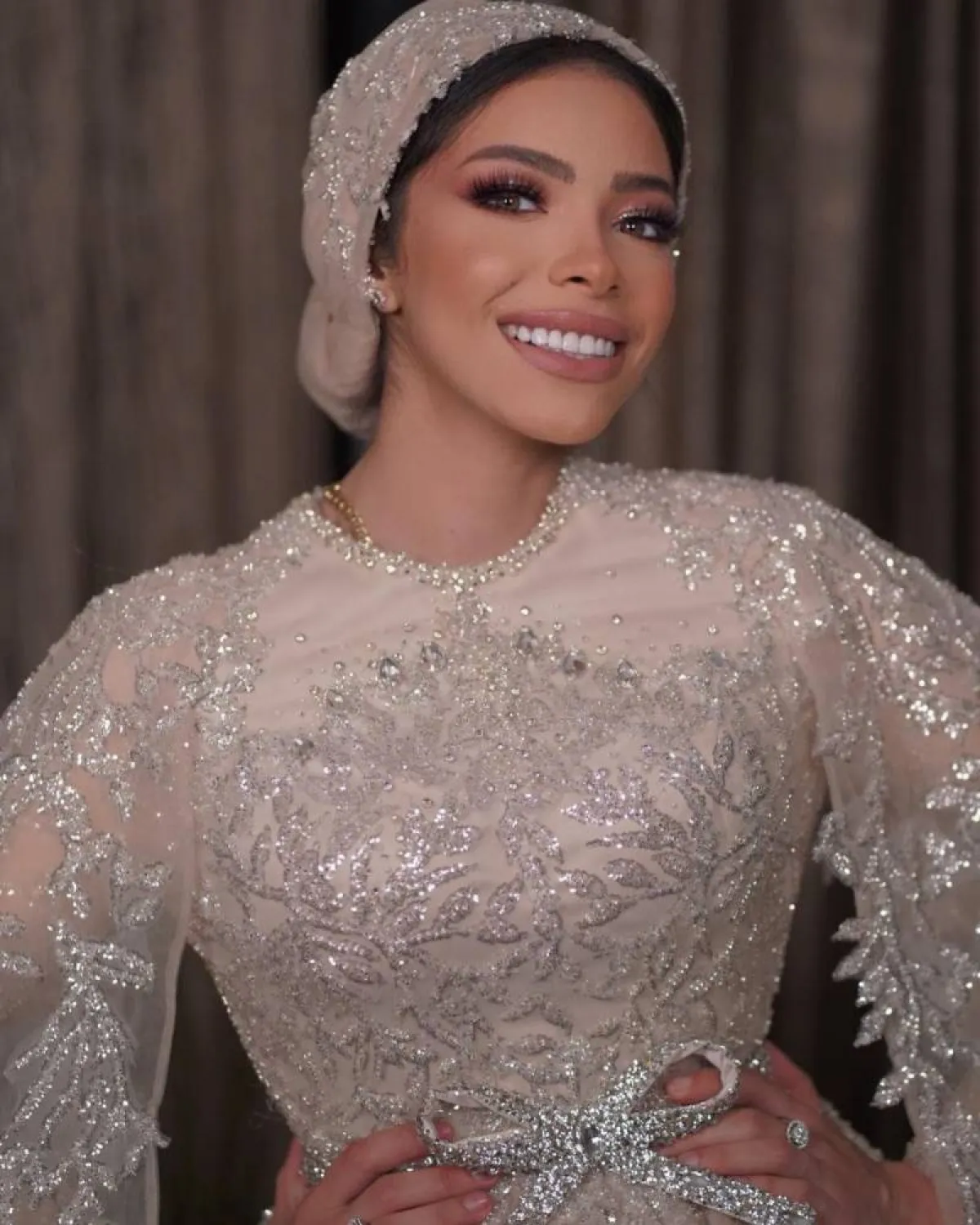 منة السُني بتوربان من الشيفون المُطرز بالكريستال وفستان باللون البيج