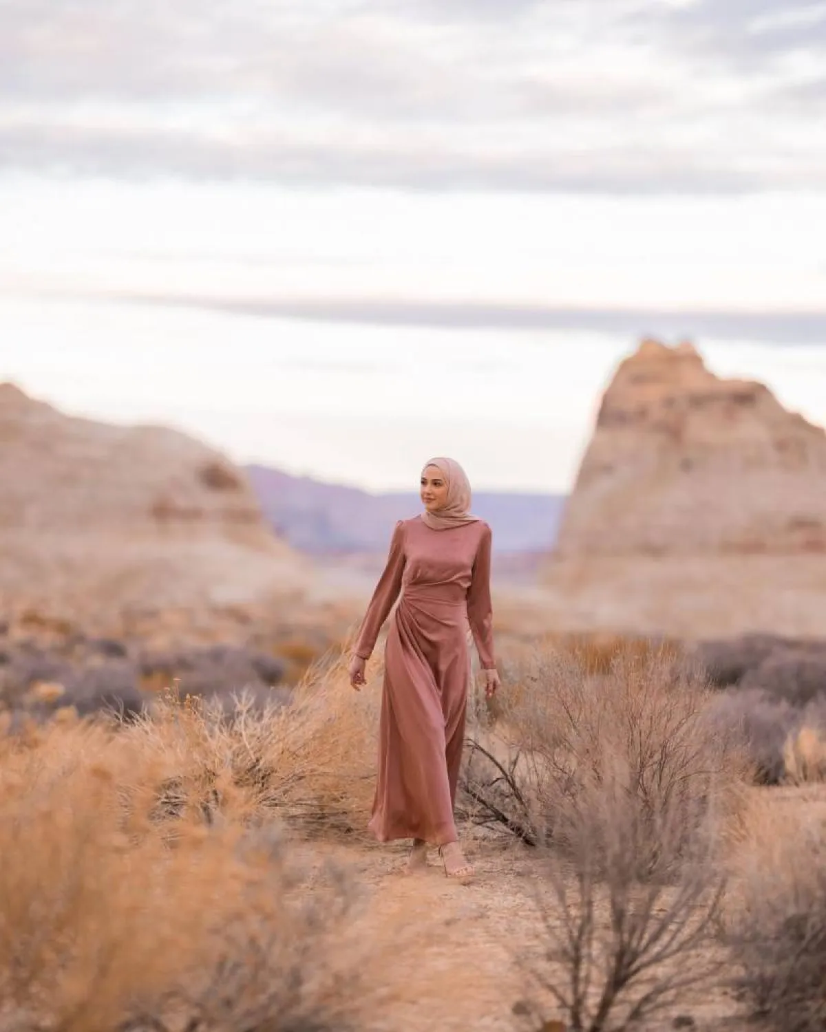 لينا صنوبر بلفّة طرحة سواريه باللون الوردي وفستان ماكسي باللون الوردي الداكن