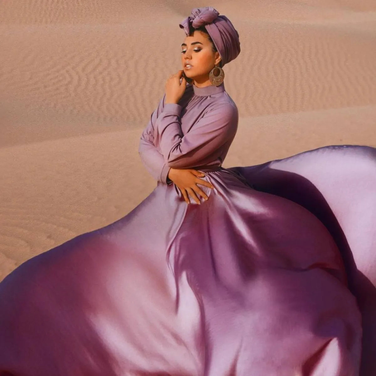 مي إبراهيم بتوربان من الشيفون باللون البنفسجي وفستان سواريه بنفسجي