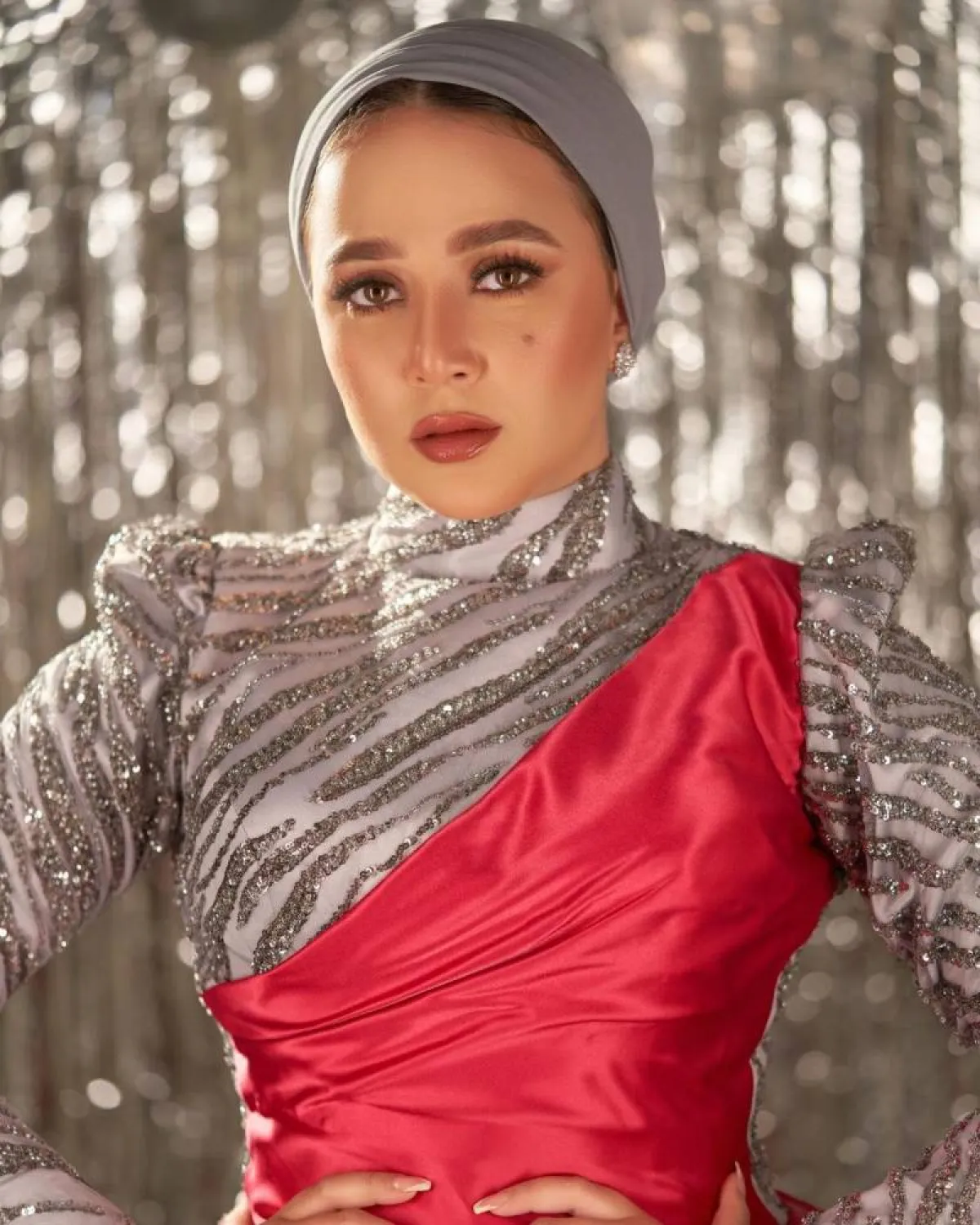 فاطمة نصر بتوربان سواريه شيفون باللون الرمادي وفستان باللونين الرمادي والأحمر