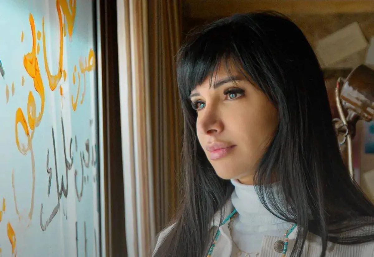 المخرجة رشا شربتجي خلال تصوير المسلسل - الصورة من حسابها الرسمي على فيسبوك