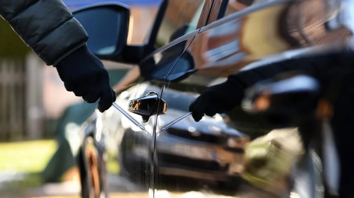 صورة شاب يخدش سيارة