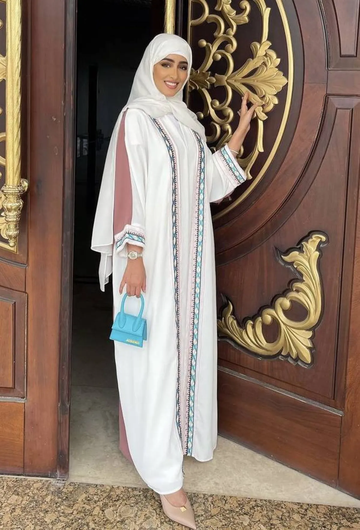 عباية مطرزة