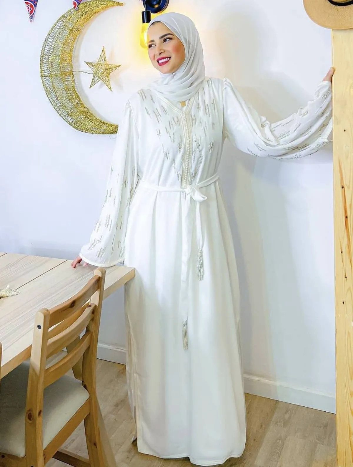 جلابية مطرزة بالذهبي