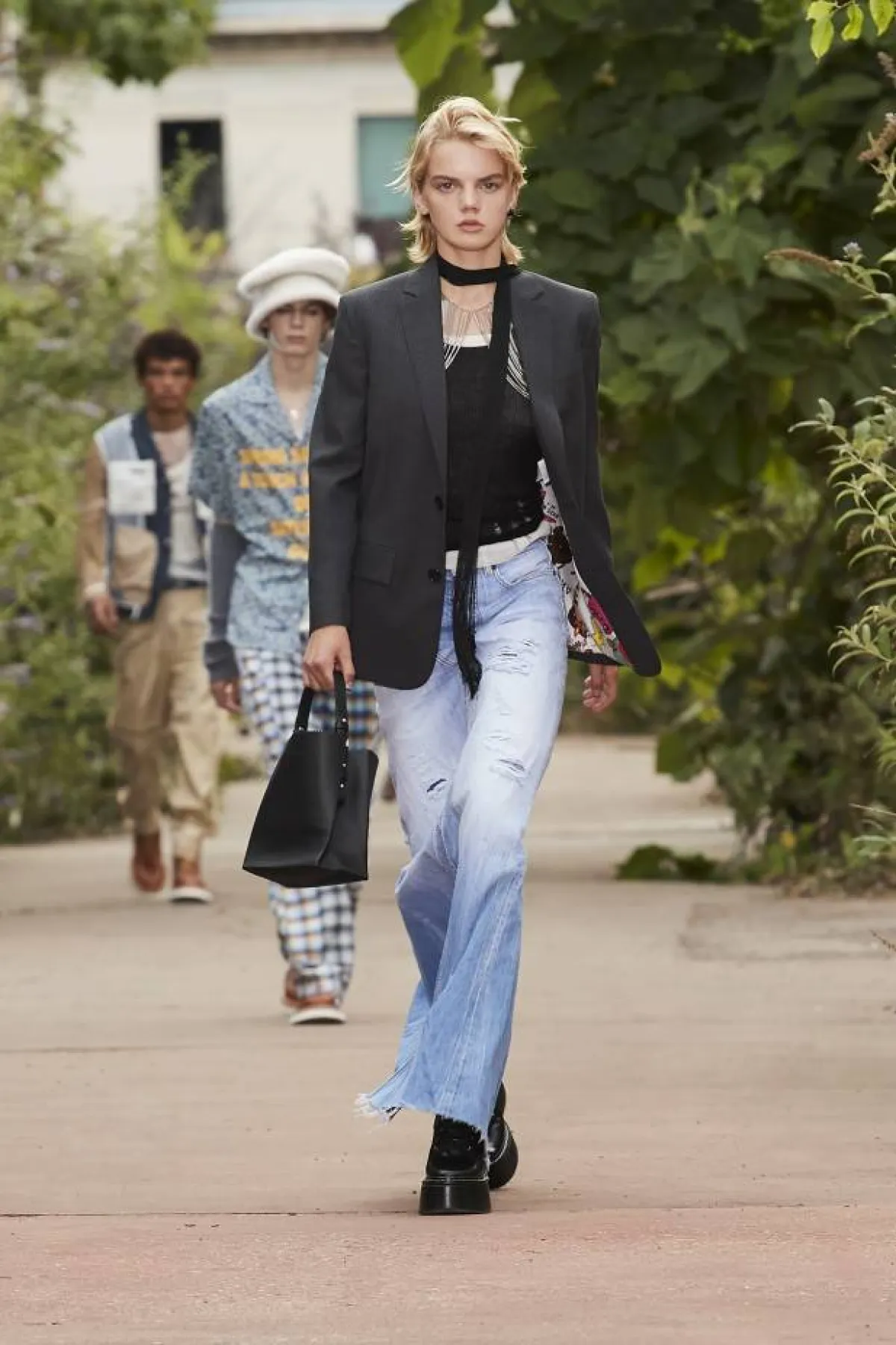 إطلالات الدنيم من عروض صيف 2022