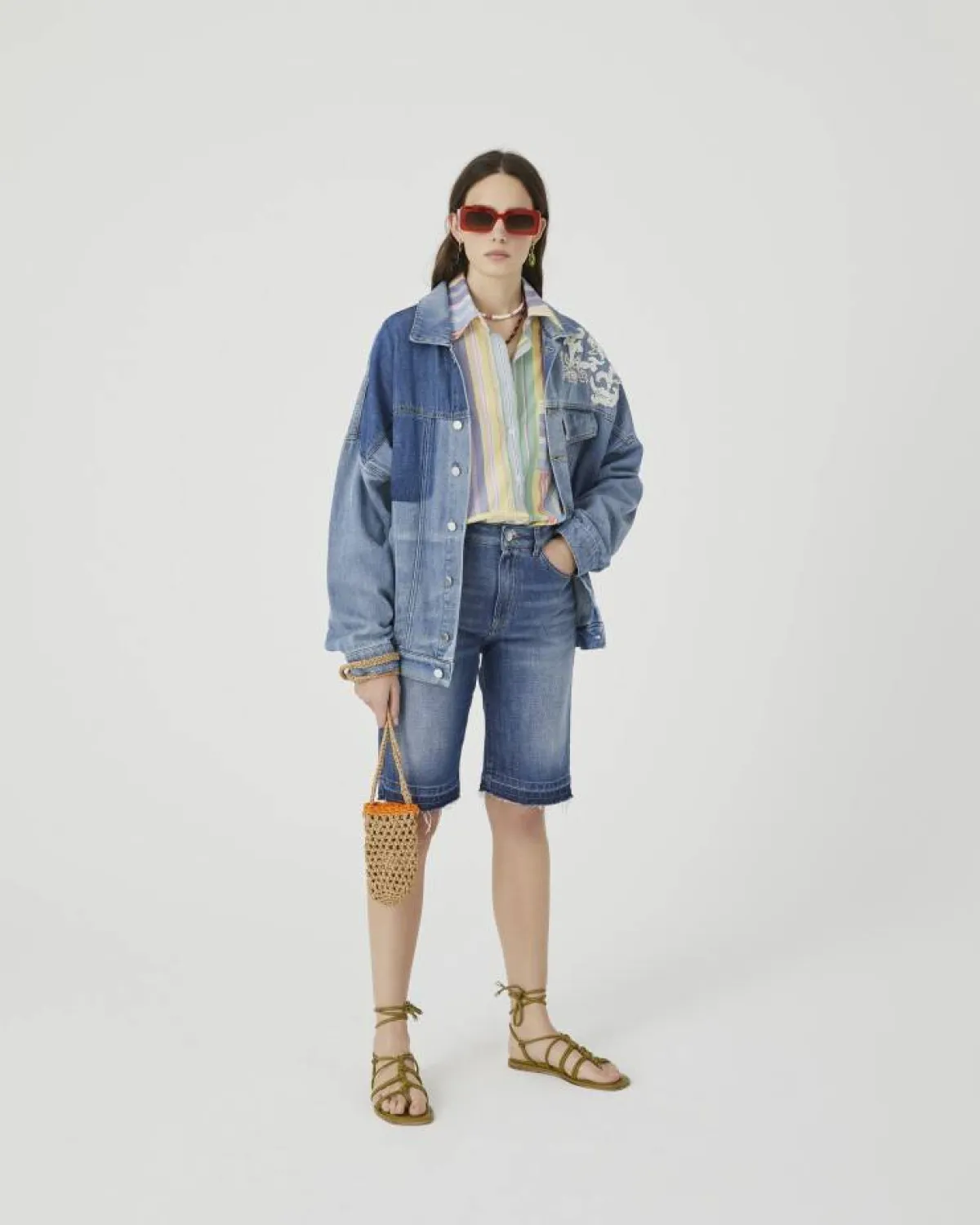 قماش الدنيم بأسلوب عصري من عروض صيف 2022