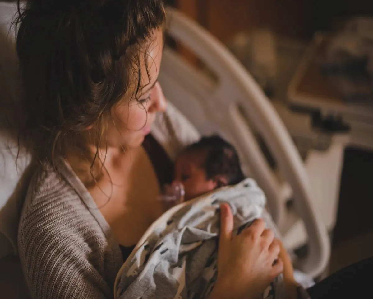 صورة لحامل رضيعها 