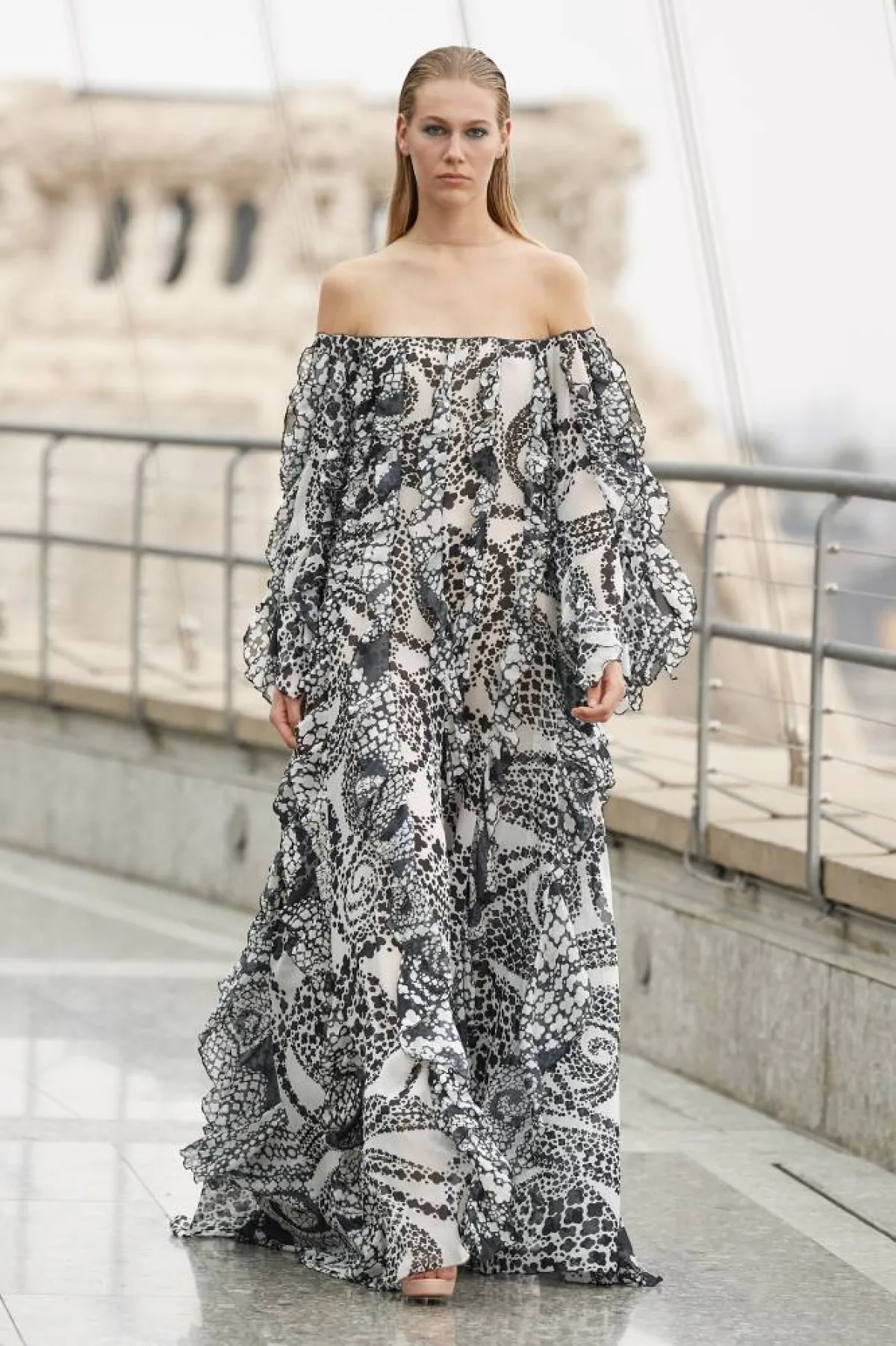 فستان بأكتاف مكشوفة باللون الأسود من ماريو دايس Mario Dice 