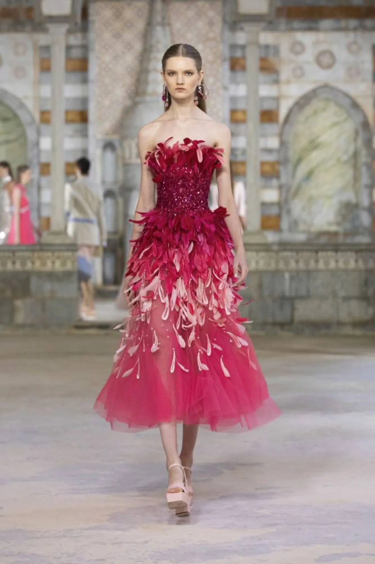 فستان بأكتاف مكشوفة باللون الأحمر من جورج حبيقة Georges Hobeika 