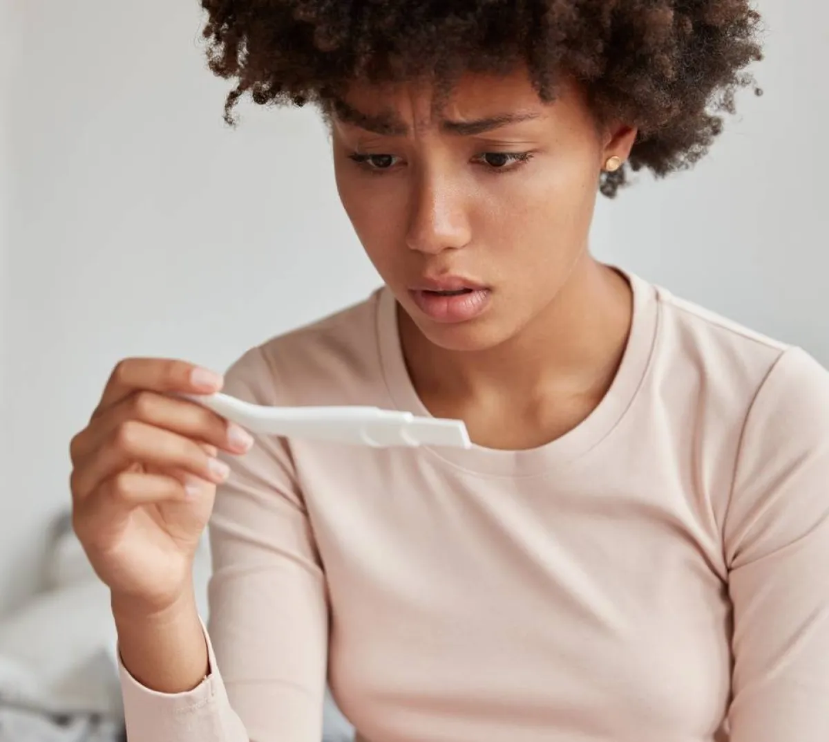 صورة لحامل مع اختبار الحمل