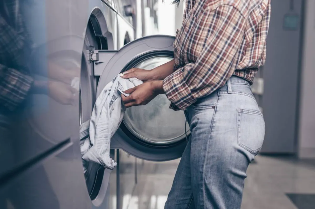 نزع بقع الزيت عن الملابس بعد غسلها