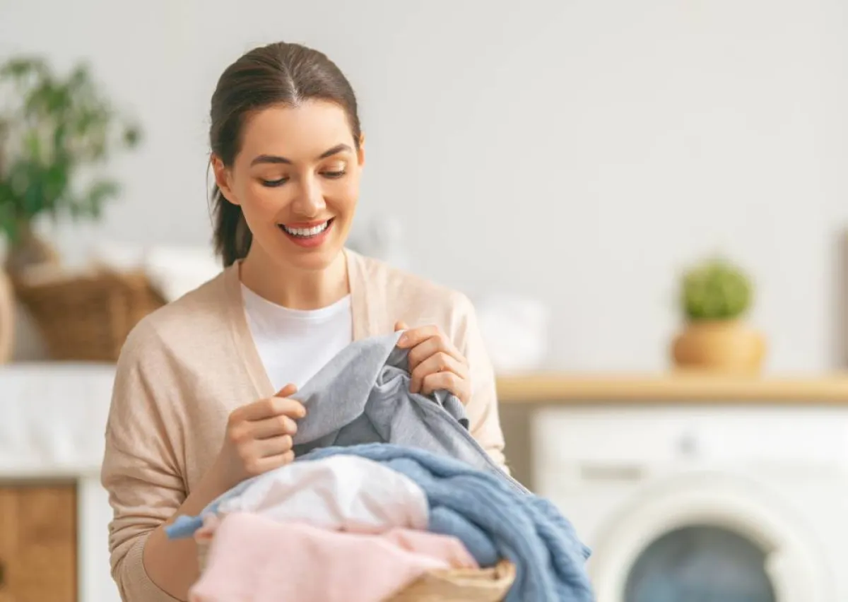 طرق مساعدة في نزع بقع الزيت عن الملابس