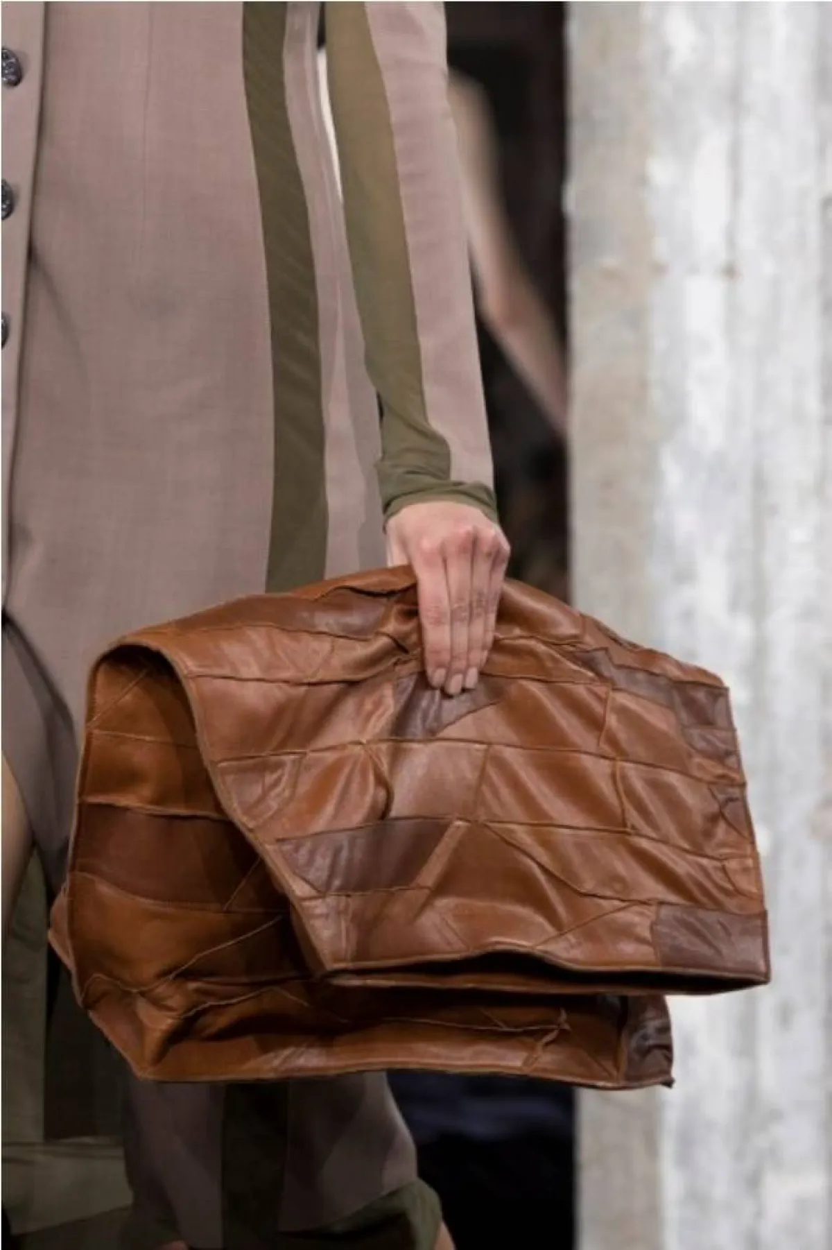 حقائب من دون كتف من أكني  Acne