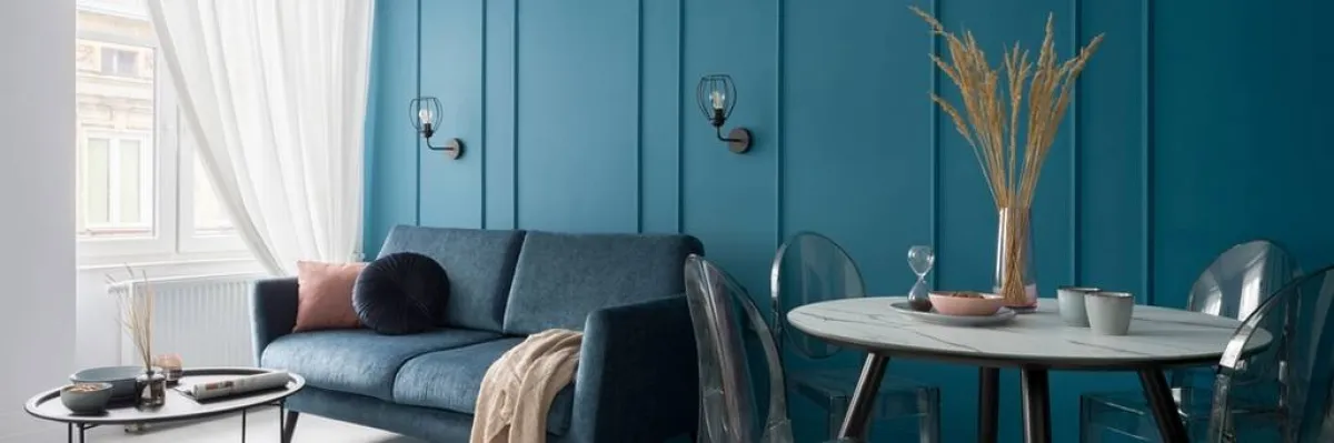 عندما تنفتح غرفة الطعام على الصالة، ثمّة شعور بالفسحة يتسلّل إلى شاغل إحدى المساحتين