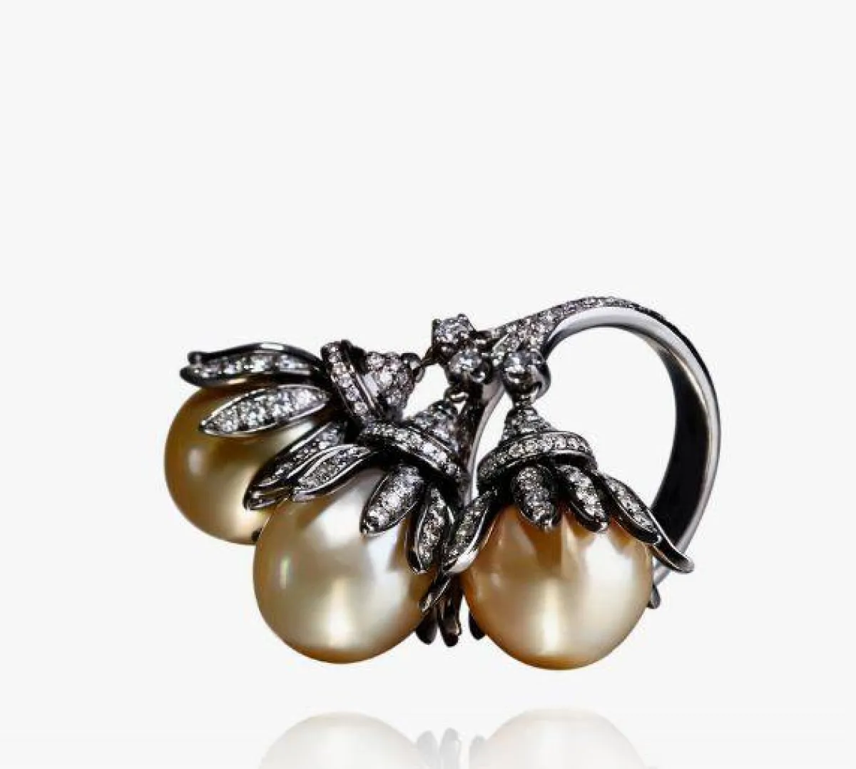 خاتم مرصع باللؤلؤ الملون من أنوشكا Annoushka