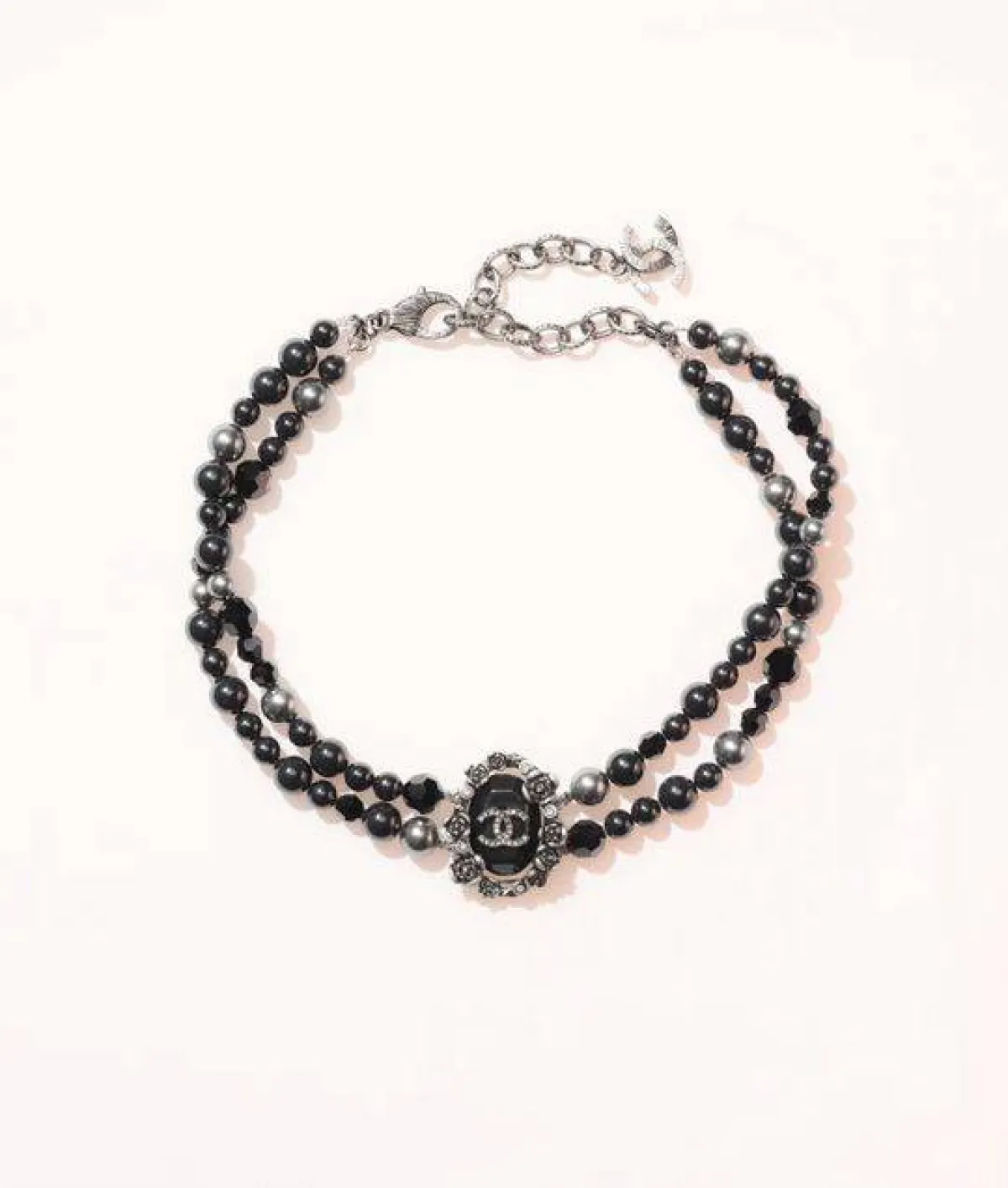 قلادة مرصعة باللؤلؤ الملون من شانيل Chanel