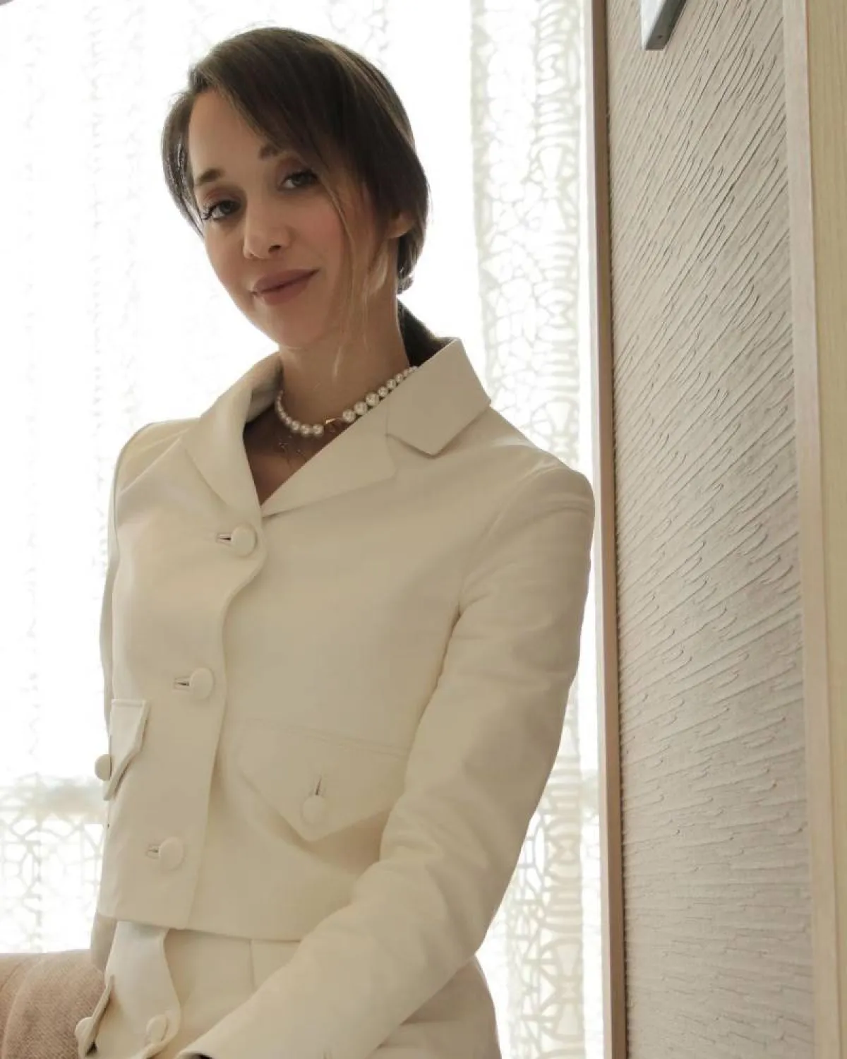 تنسيق البليزر القصير مع البنطلون الأبيض من وحي لانا الساحلي