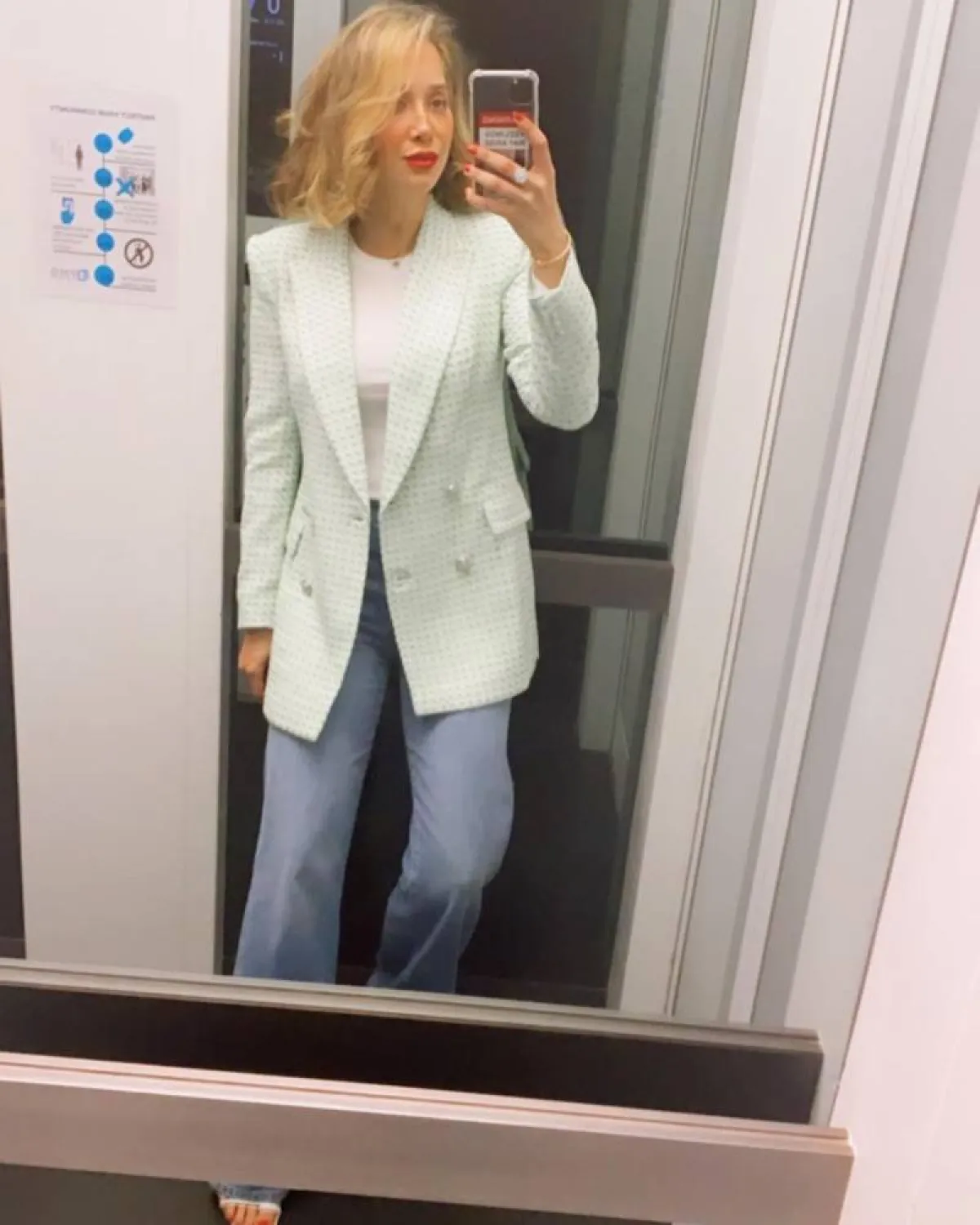 تنسيق البليزر الأبيض مع البنطلون الجينز الواسع من وحي لانا الساحلي