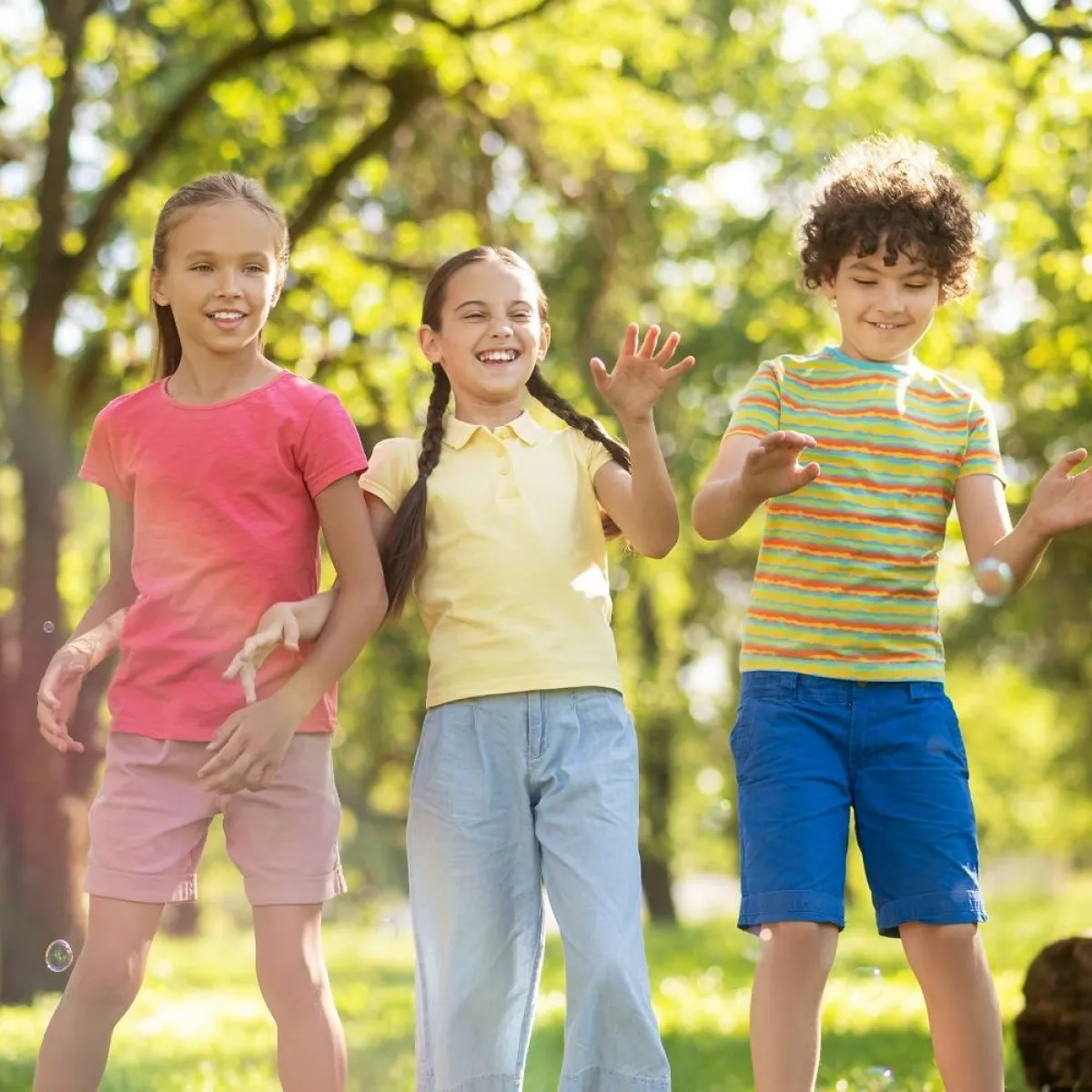 صورة لثلاثة اطفال