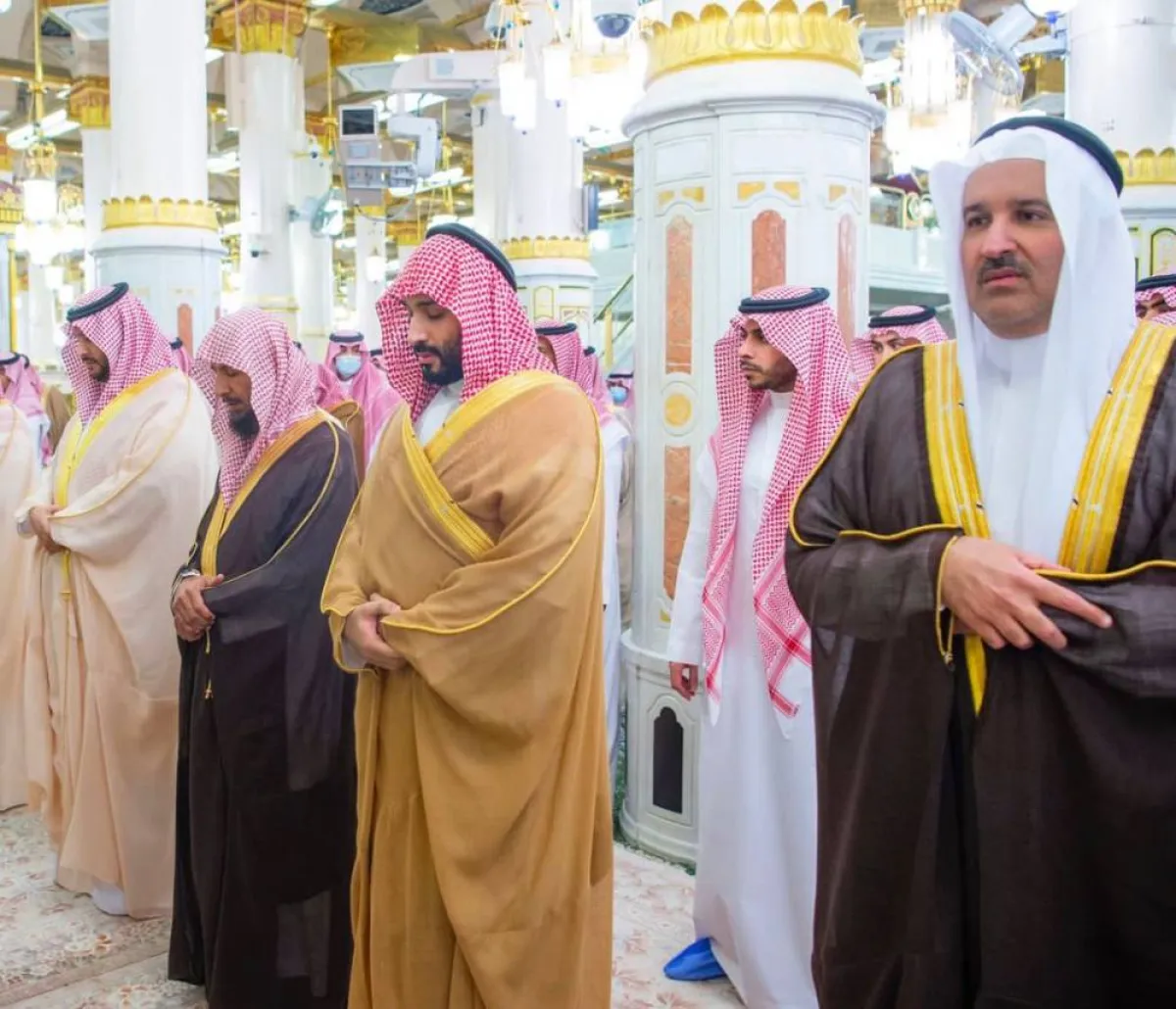 الأمير محمد بن سلمان يزور المسجد النبوي ويؤدي الصلاة في الروضة الشريفة- الصورة من واس
