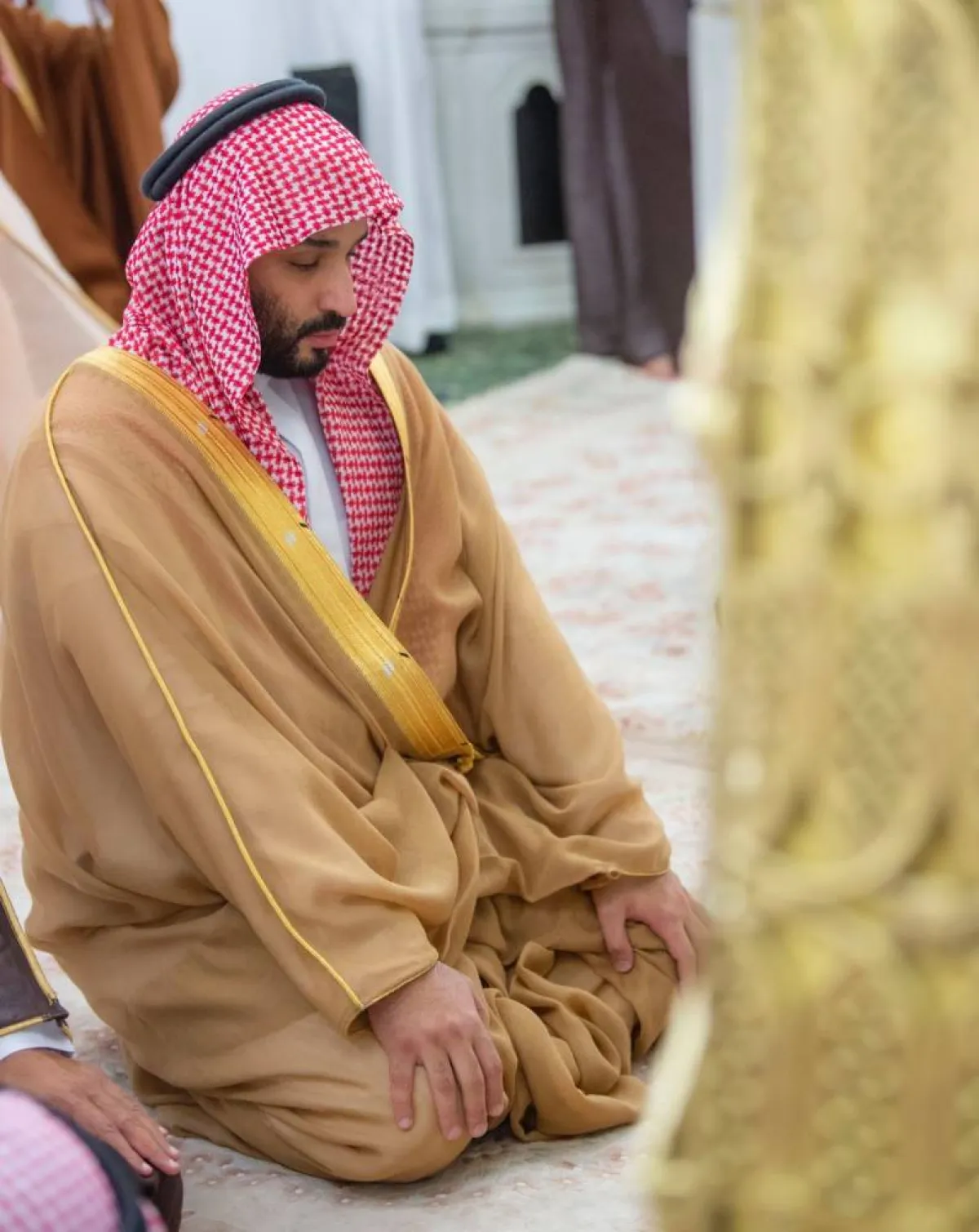 الأمير محمد بن سلمان يؤدي الصلاة في الروضة الشريفة- الصورة من واس