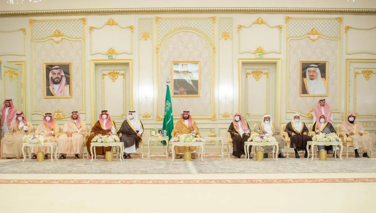 الأمير محمد بن سلمان خلال استقباله مجموعة من علماء الدين والمواطنين- الصورة من واس
