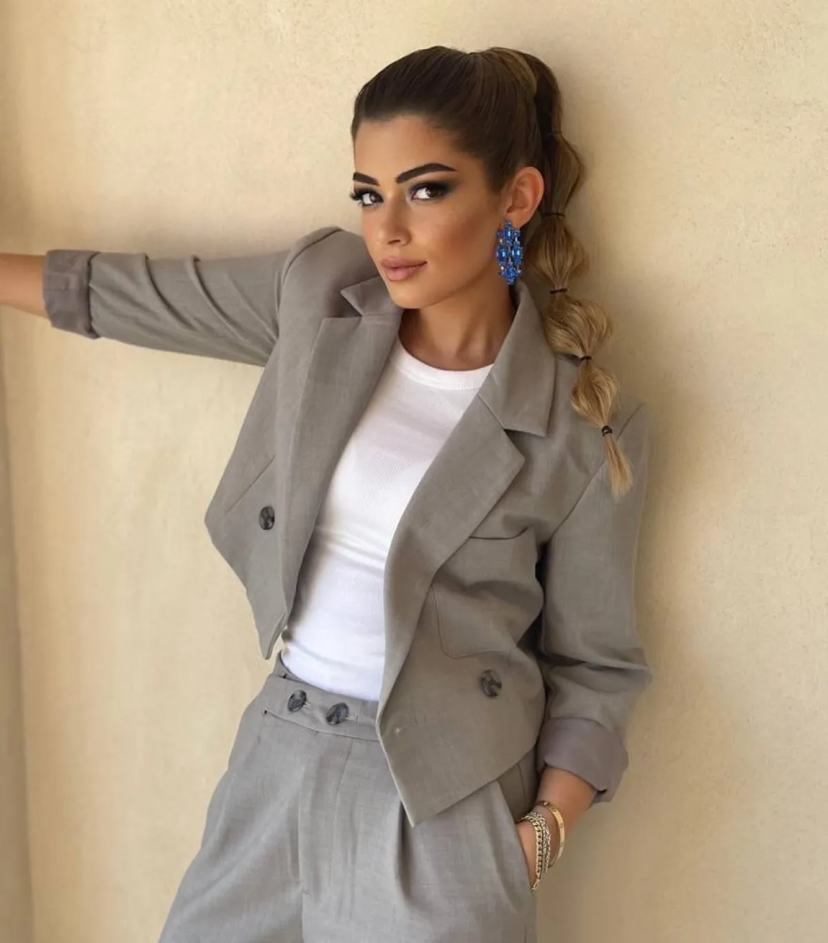 ليلي زاهر ببدلة شبابية باللون الرمادي 